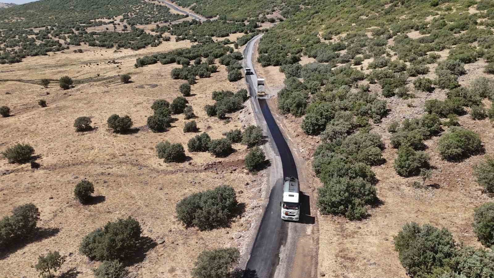 Elazığ’ın köylerinde asfaltlama çalışmaları sürüyor 