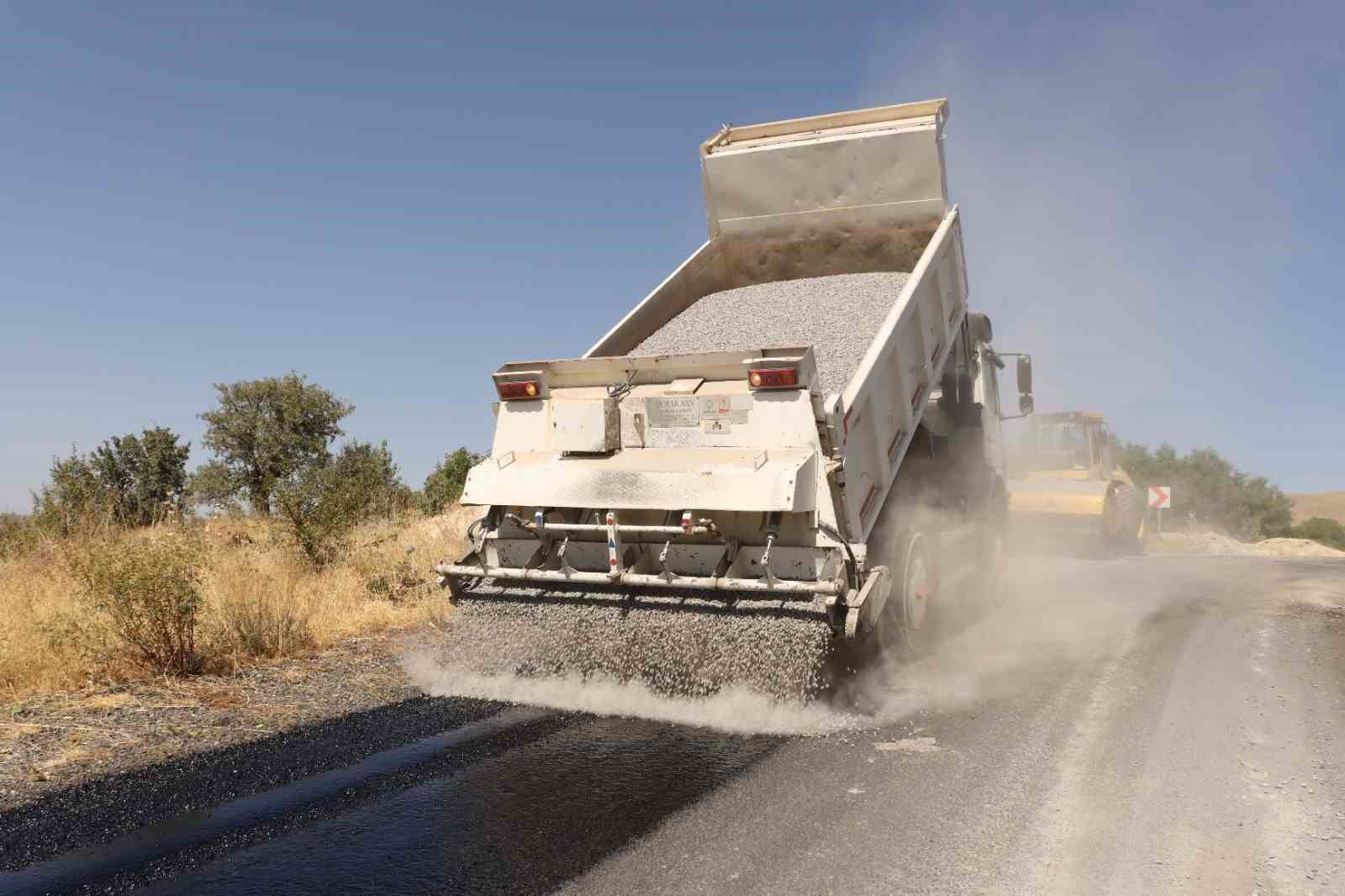Elazığ’ın köylerinde asfaltlama çalışmaları sürüyor 
