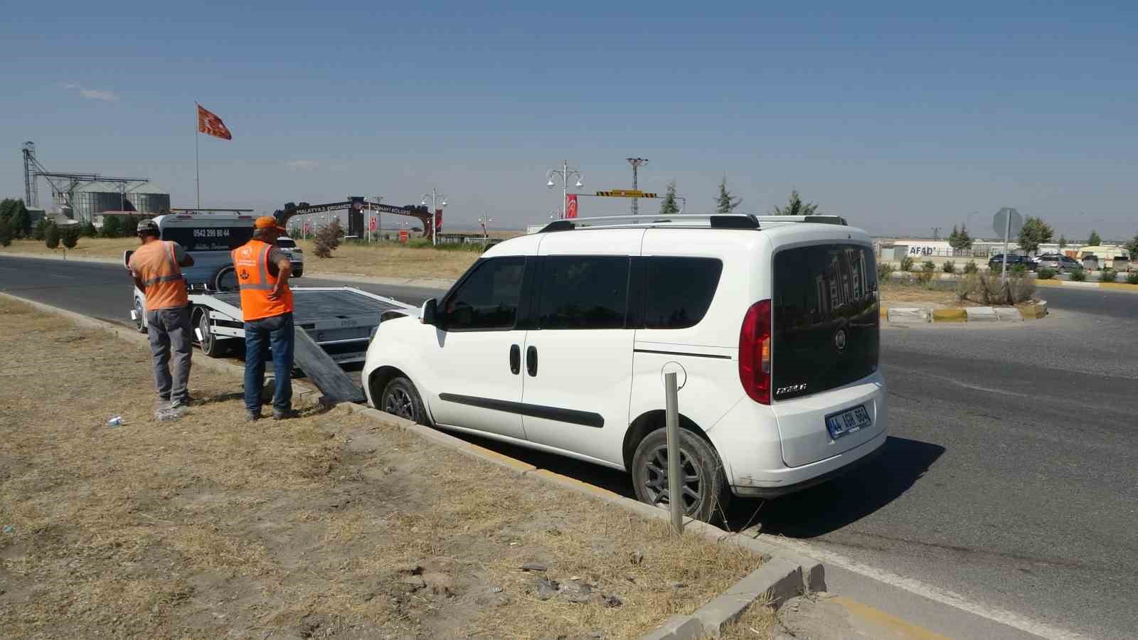 Hafif ticari araç ile otomobil çarpıştı: 2 yaralı 