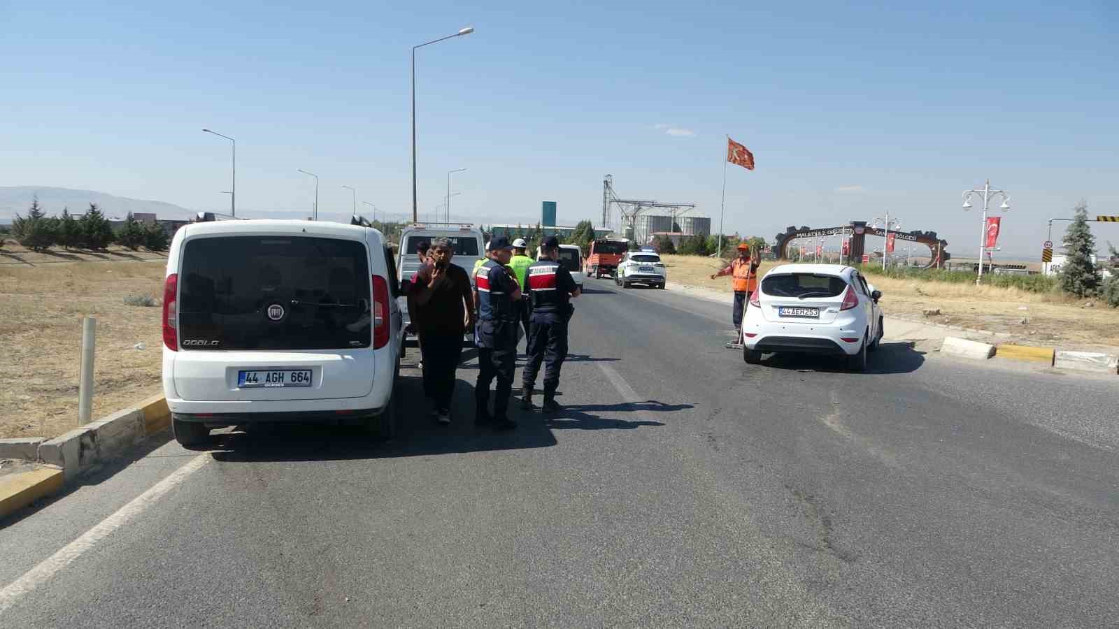 Hafif ticari araç ile otomobil çarpıştı: 2 yaralı 