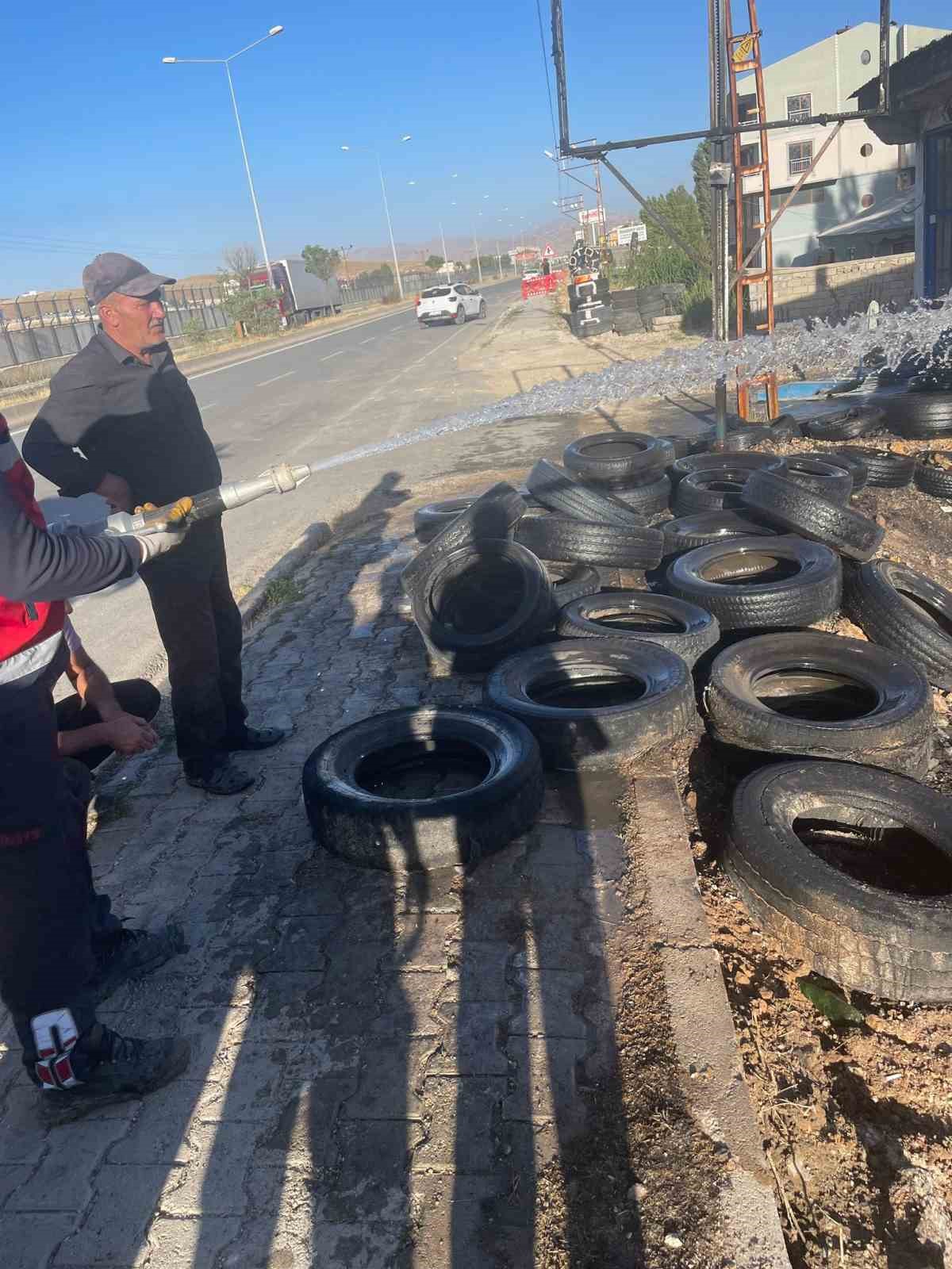 Van’da atık araç lastikleri yandı 