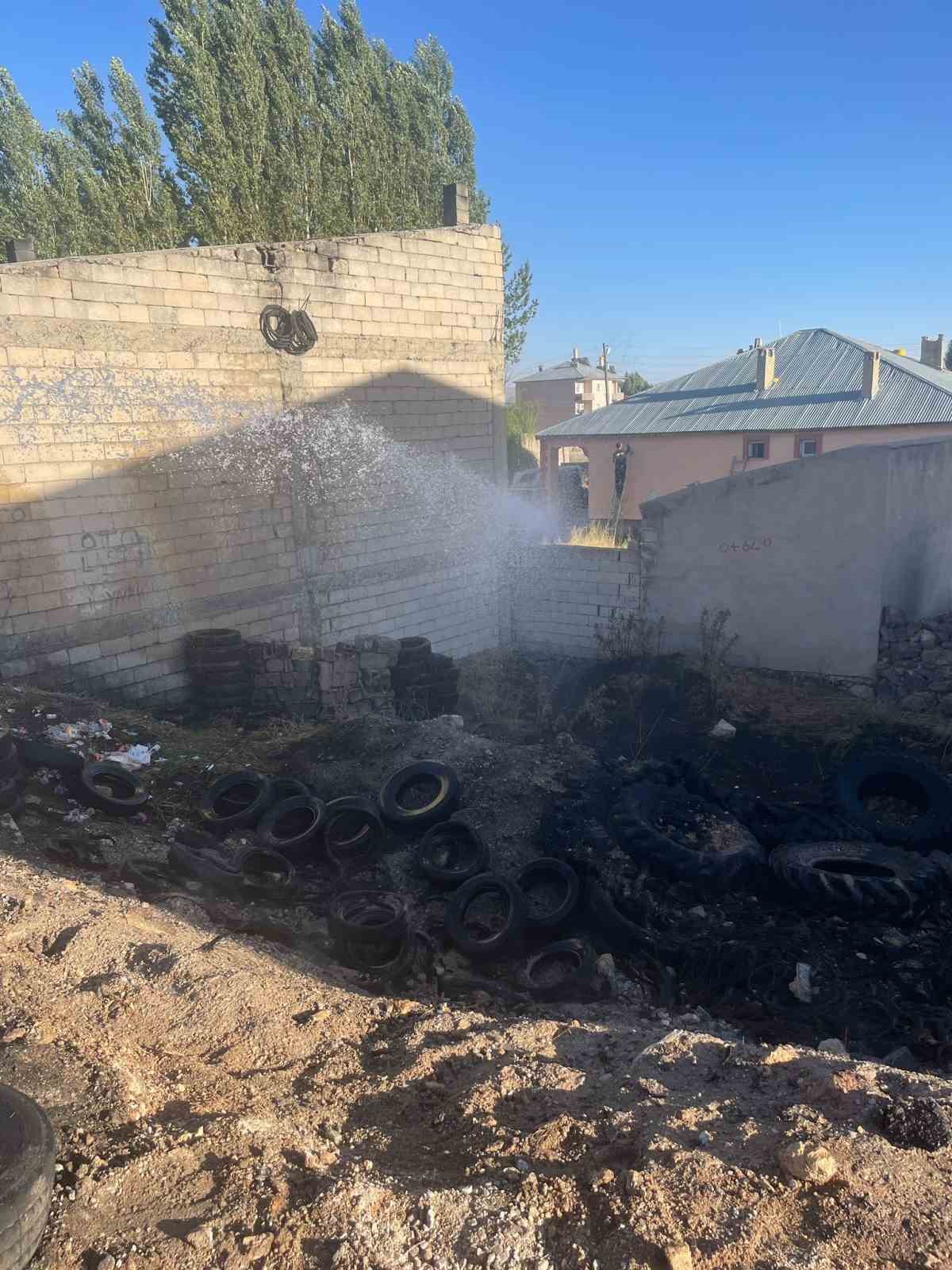 Van’da atık araç lastikleri yandı 