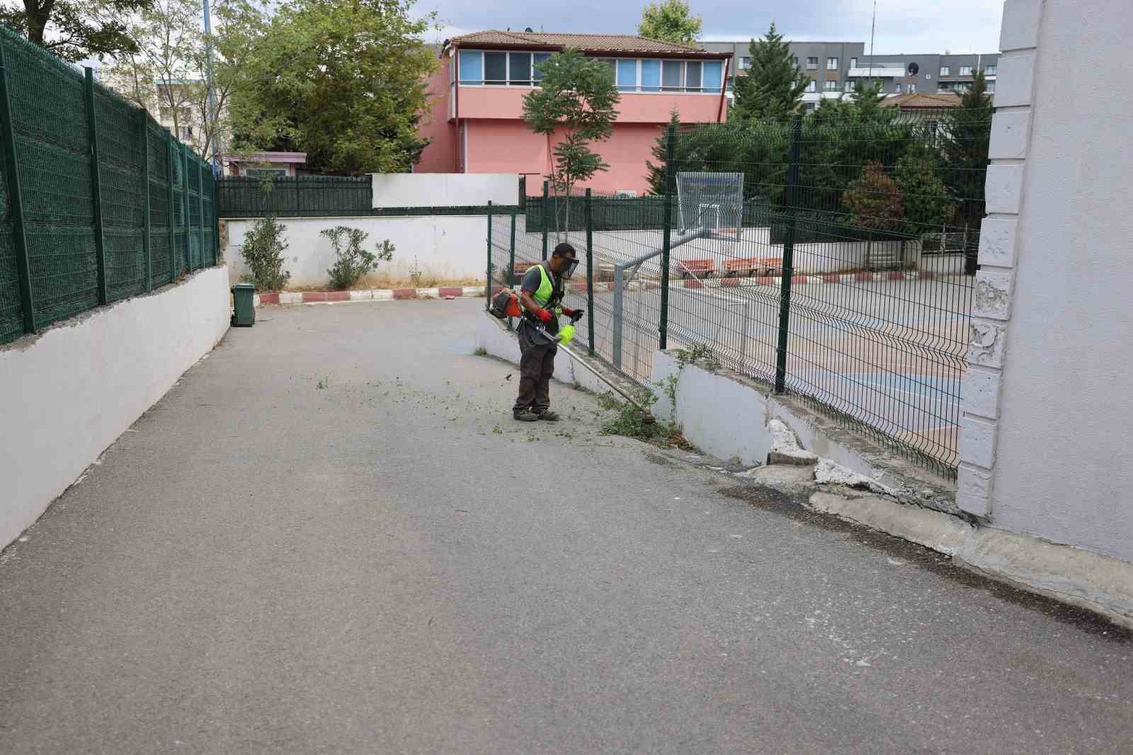 Okul bahçelerinde ot biçme çalışması yapılıyor 