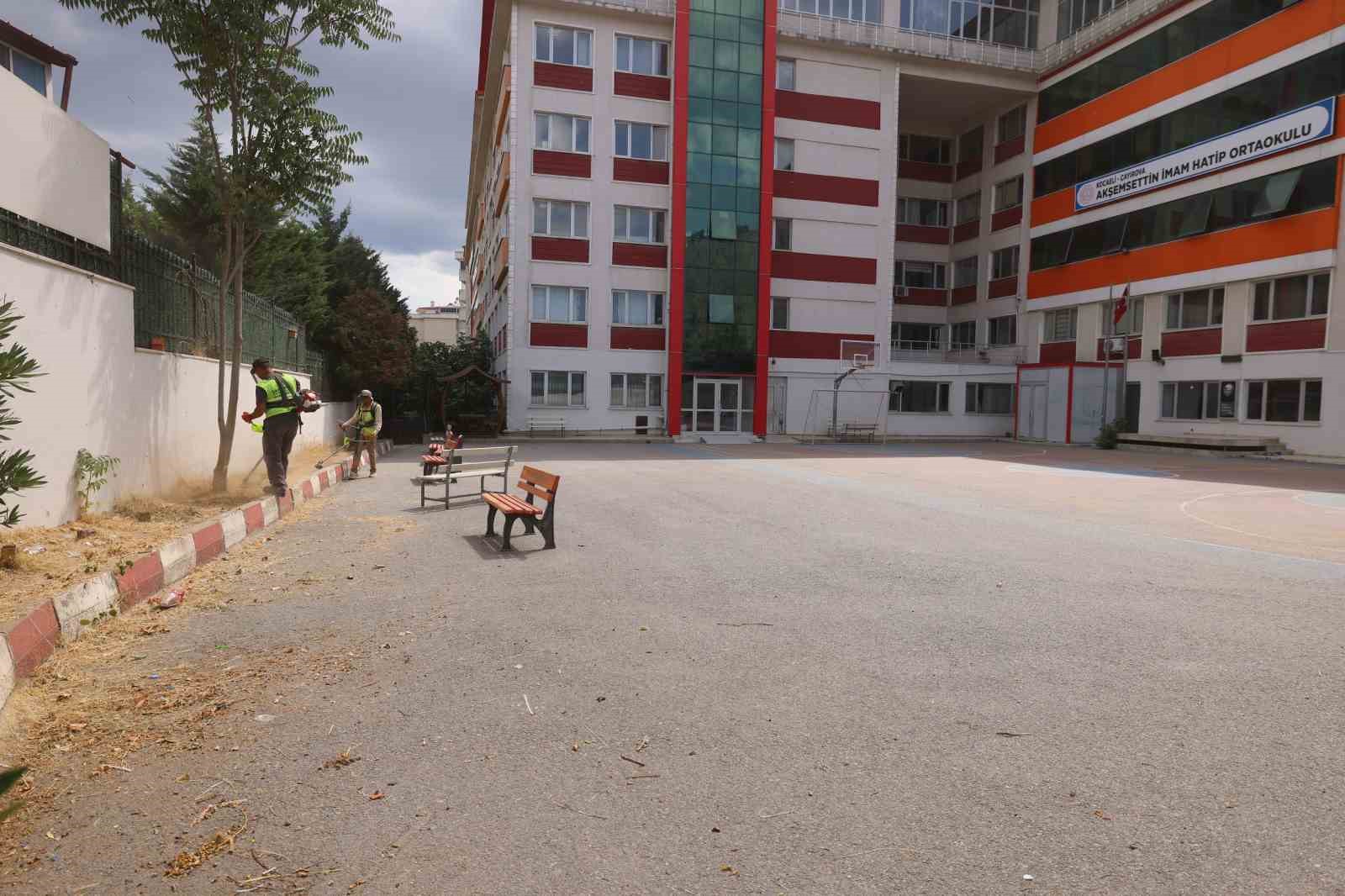Okul bahçelerinde ot biçme çalışması yapılıyor 