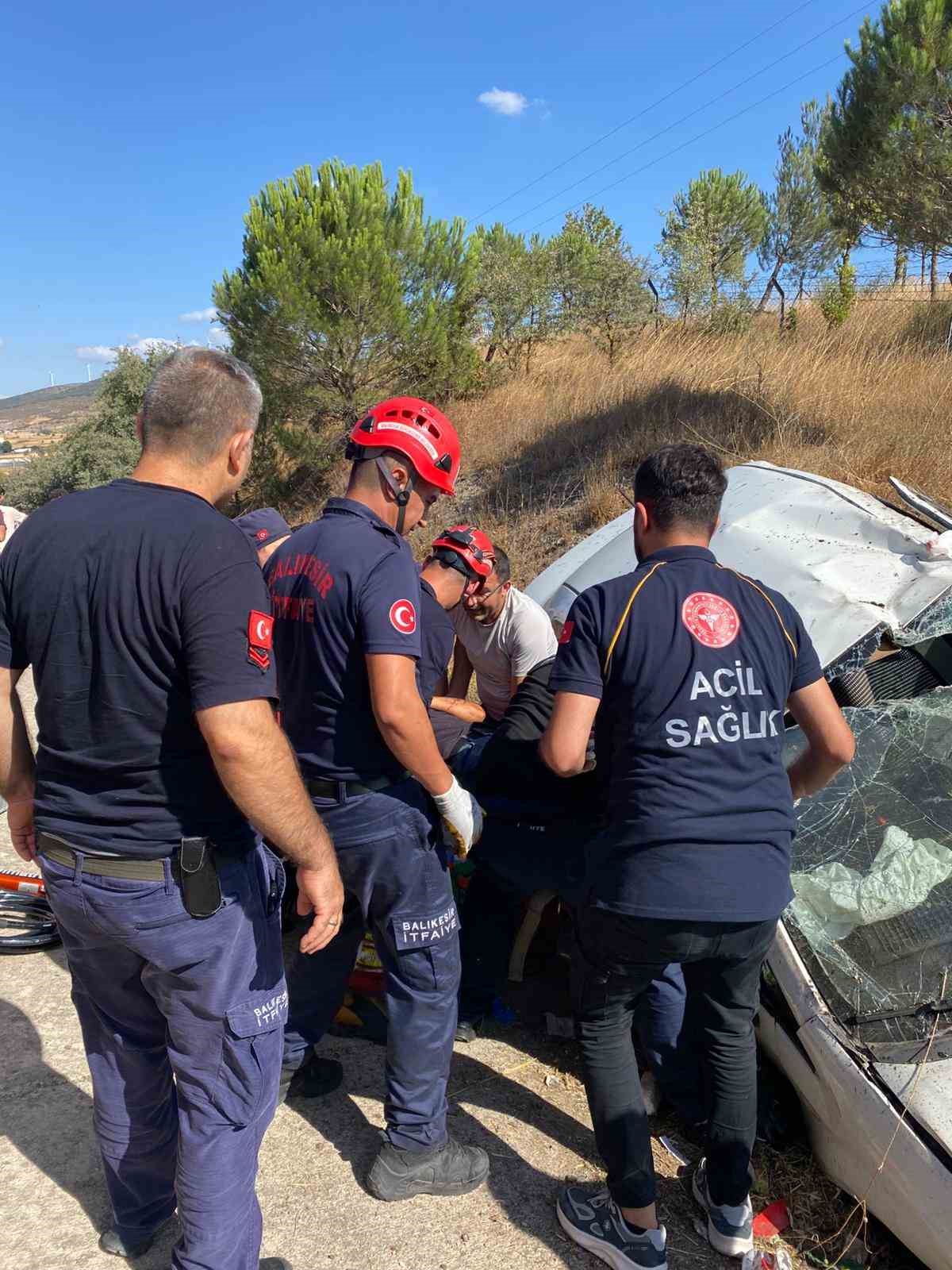 Balıkesir’de şarampole uçan araçta sıkışan 2 kişi yaralandı 