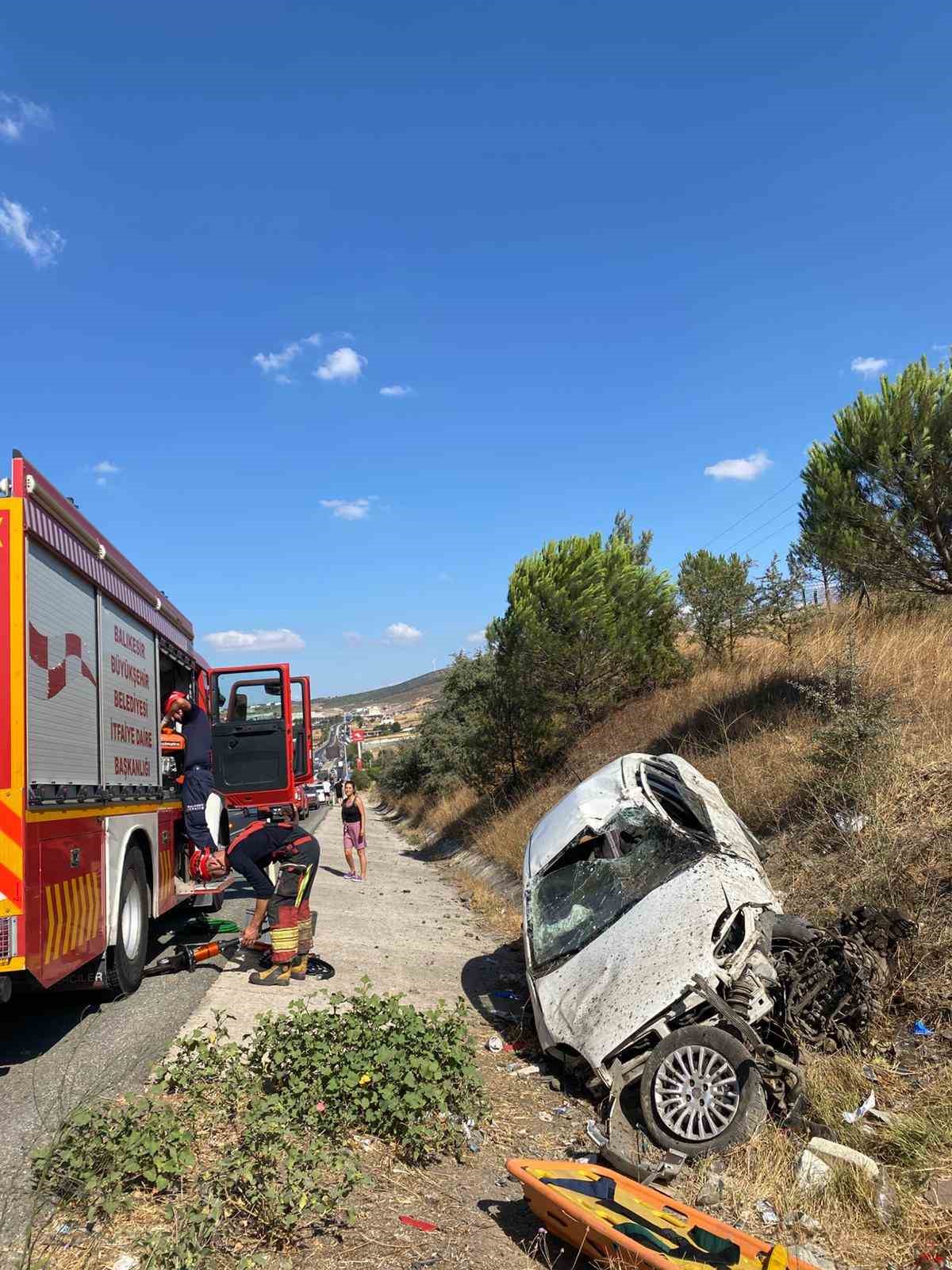 Balıkesir’de şarampole uçan araçta sıkışan 2 kişi yaralandı 