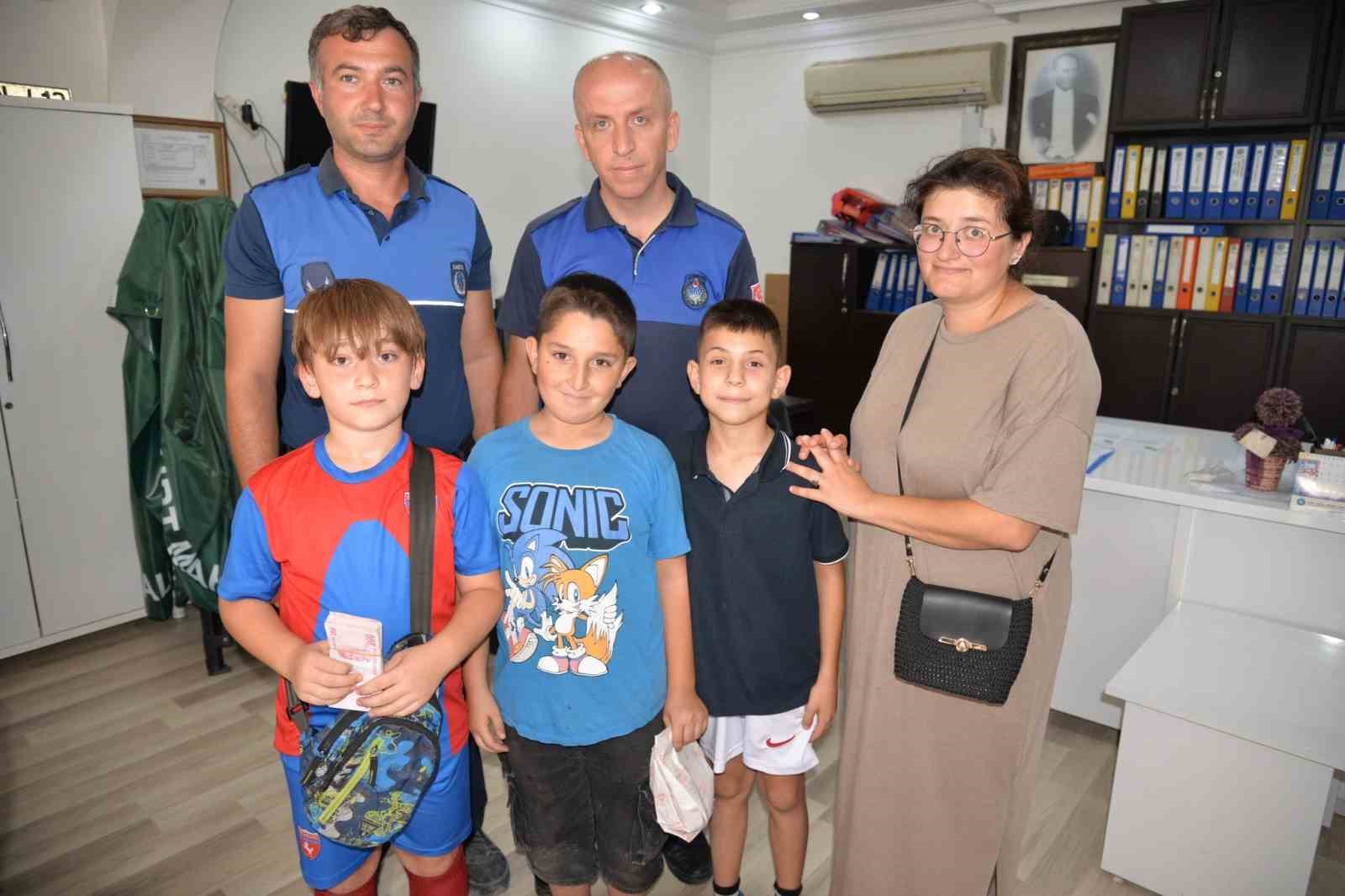 Türkeli’de örnek çocuklar: Buldukları 13 bin 400 lirayı teslim ettiler 