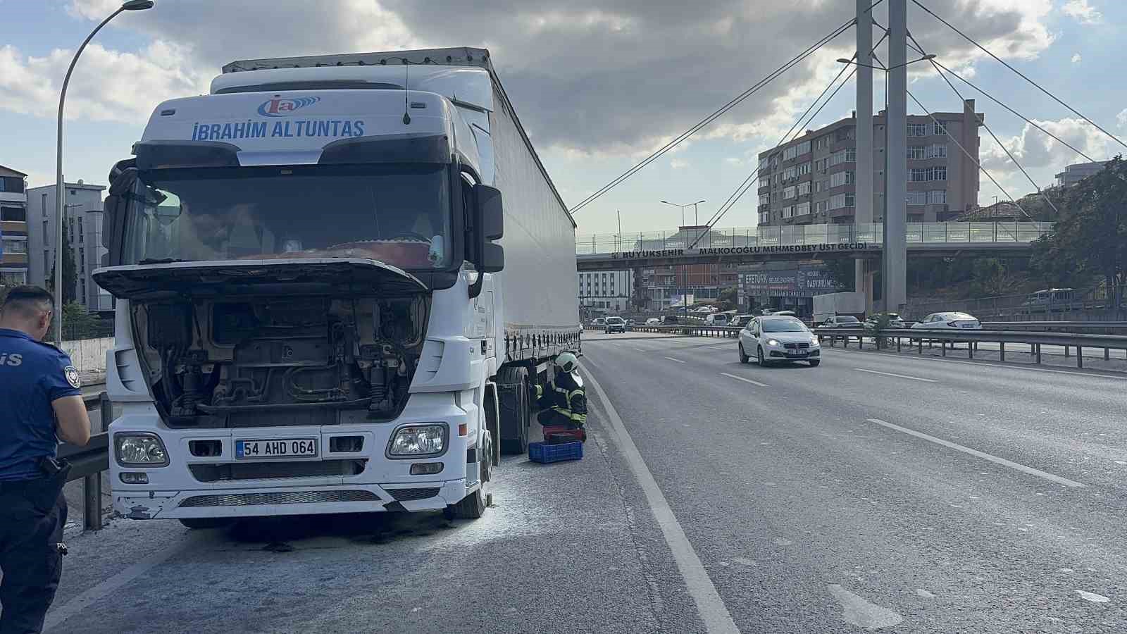 Seyir halindeki tırda yangın korkusu