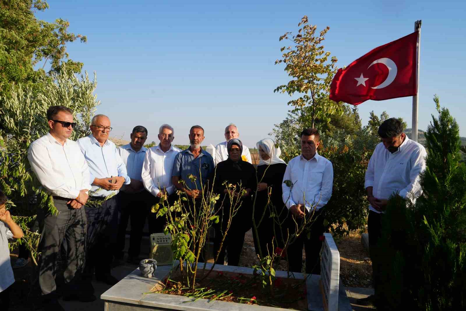 Kazada hayatını kaybeden İHA muhabiri Umut Yakup Tanrıöver, mezarı başında anıldı 