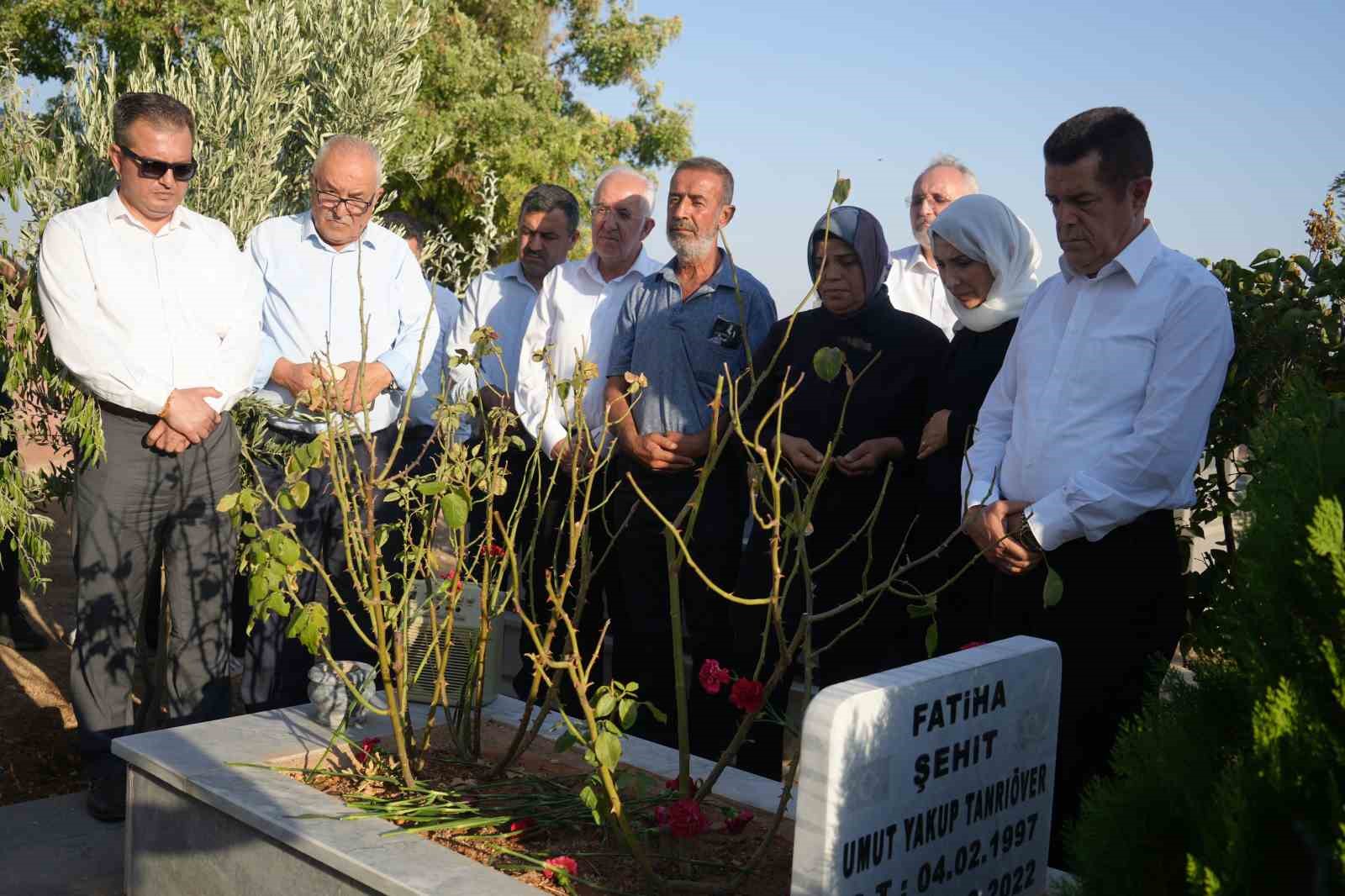 Kazada hayatını kaybeden İHA muhabiri Umut Yakup Tanrıöver, mezarı başında anıldı 