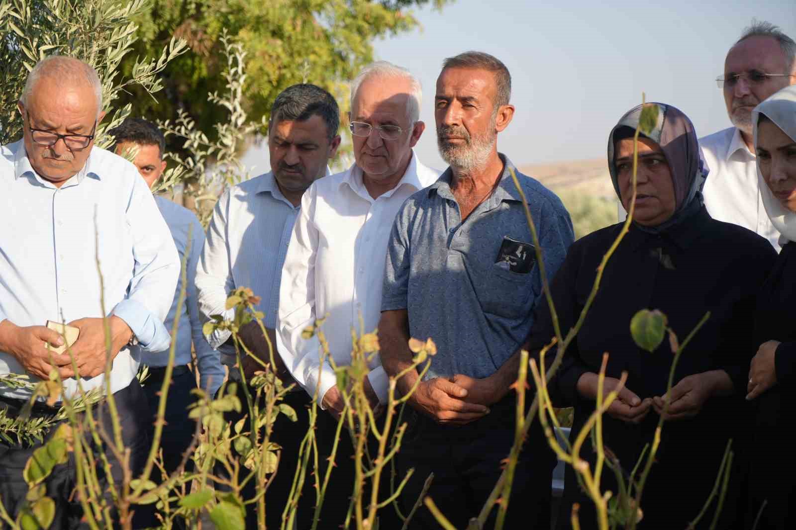 Kazada hayatını kaybeden İHA muhabiri Umut Yakup Tanrıöver, mezarı başında anıldı 