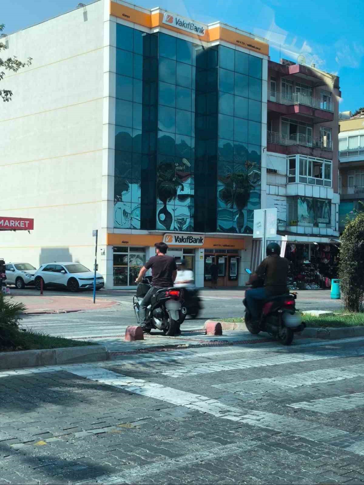 Alanya’da yaya yolları ve kaldırım işgali yapan motosikletlere 136 bin TL ceza 