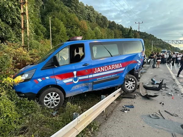 Tofaş otomobil jandarma aracına çarptı: 1 ağır yaralı 