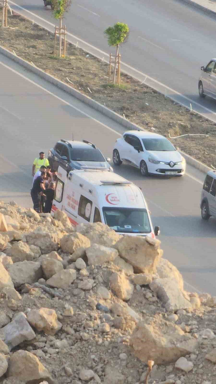 Serinlemek için girdiği denizde boğulma tehlikesi geçiren genç hastaneye kaldırıldı 