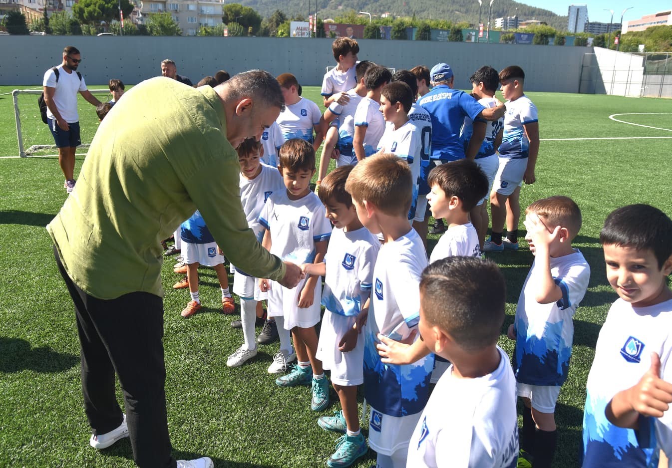 Yunusemre Belediyesi yaz futbol okulu coşkuyla sona erdi 