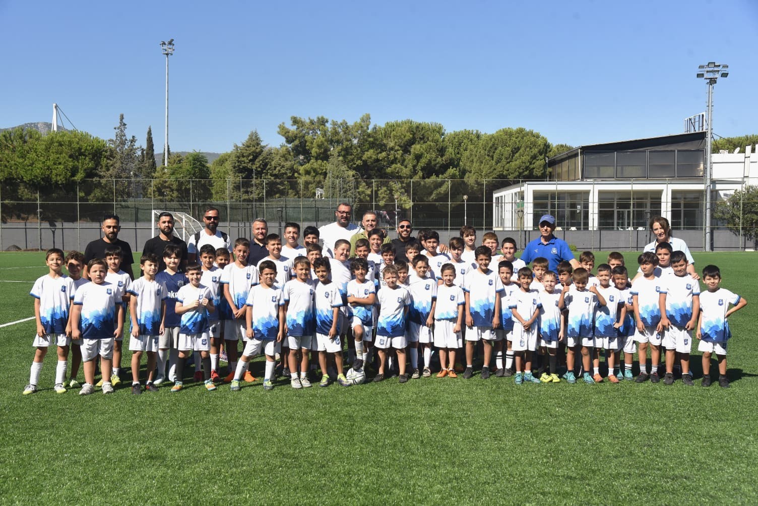Yunusemre Belediyesi yaz futbol okulu coşkuyla sona erdi 