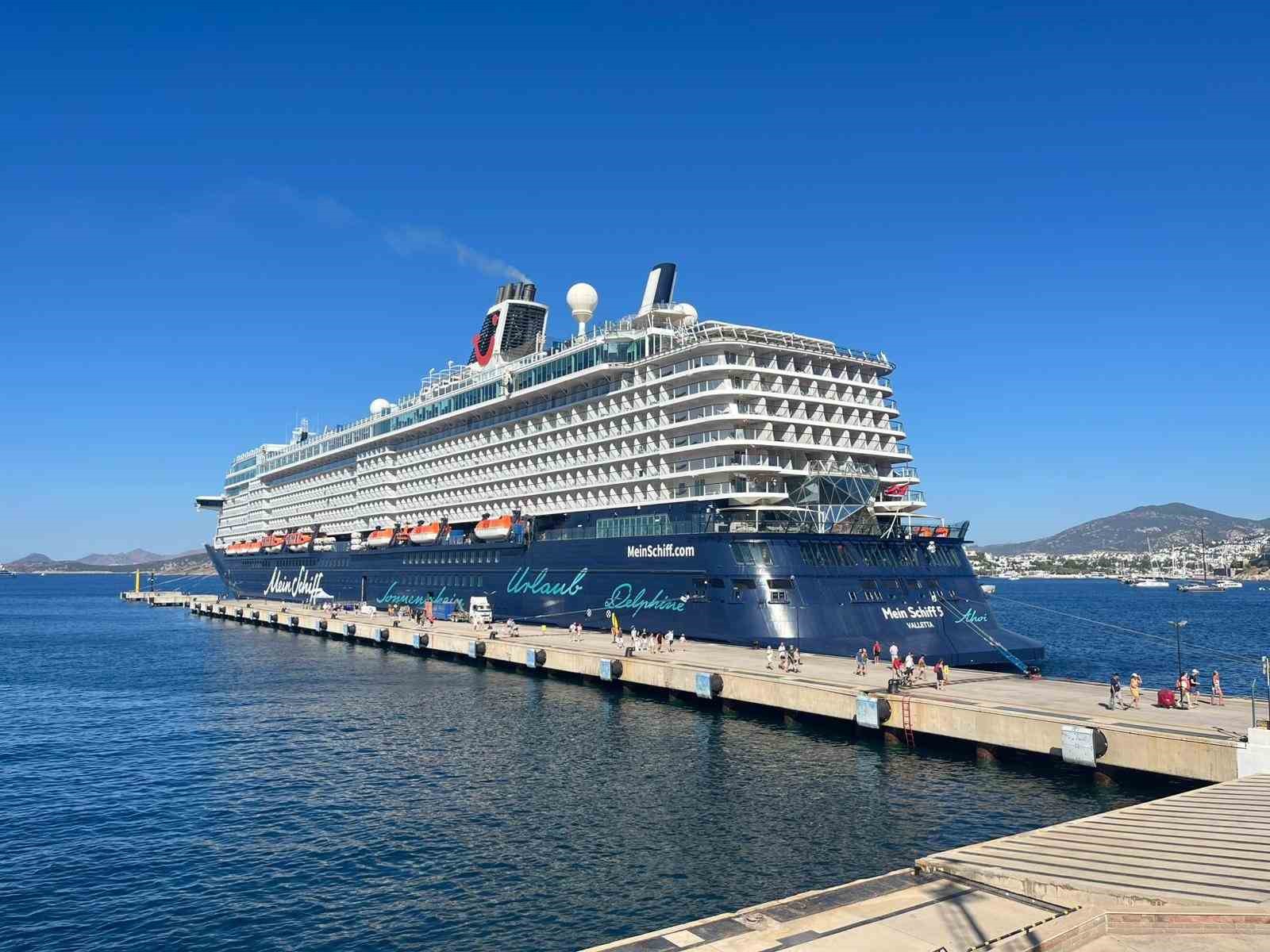 Dev kruvaziyer 2 bin 772 yolcuyla Bodrum’a geldi