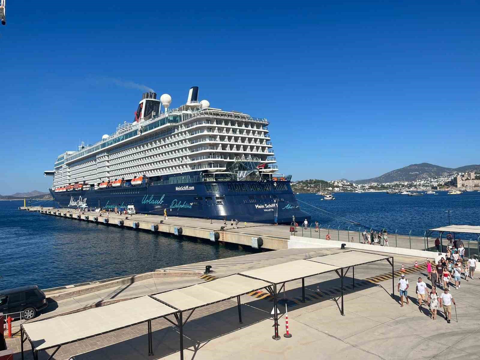 Dev kruvaziyer 2 bin 772 yolcuyla Bodrum’a geldi 