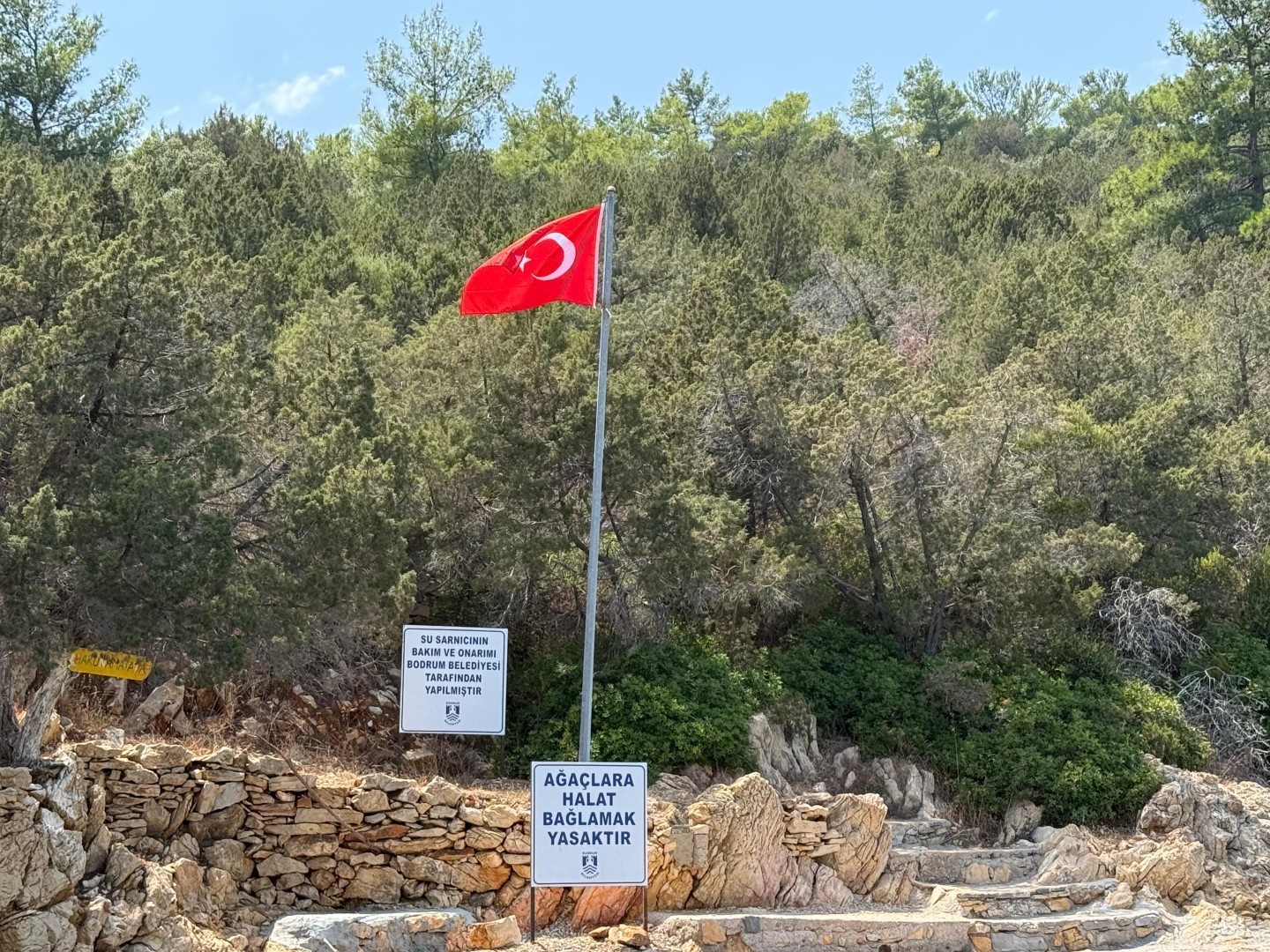 Bodrum Belediyesi kent genelinde yıpranmış bayrakları yeniliyor 