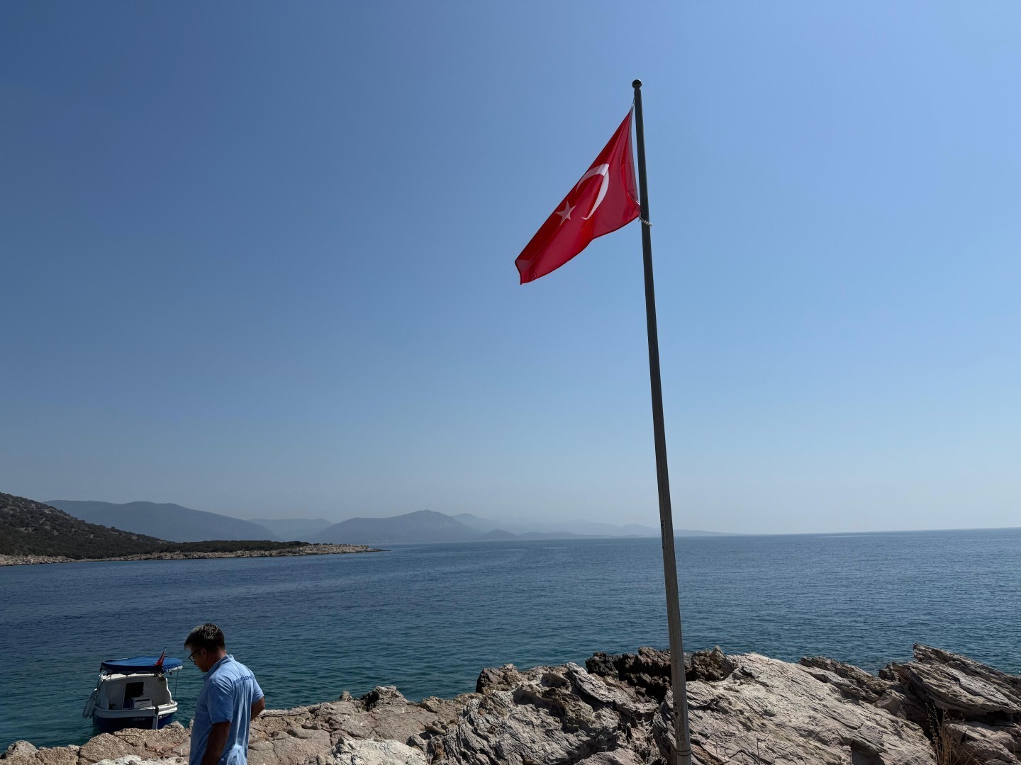 Bodrum Belediyesi kent genelinde yıpranmış bayrakları yeniliyor 