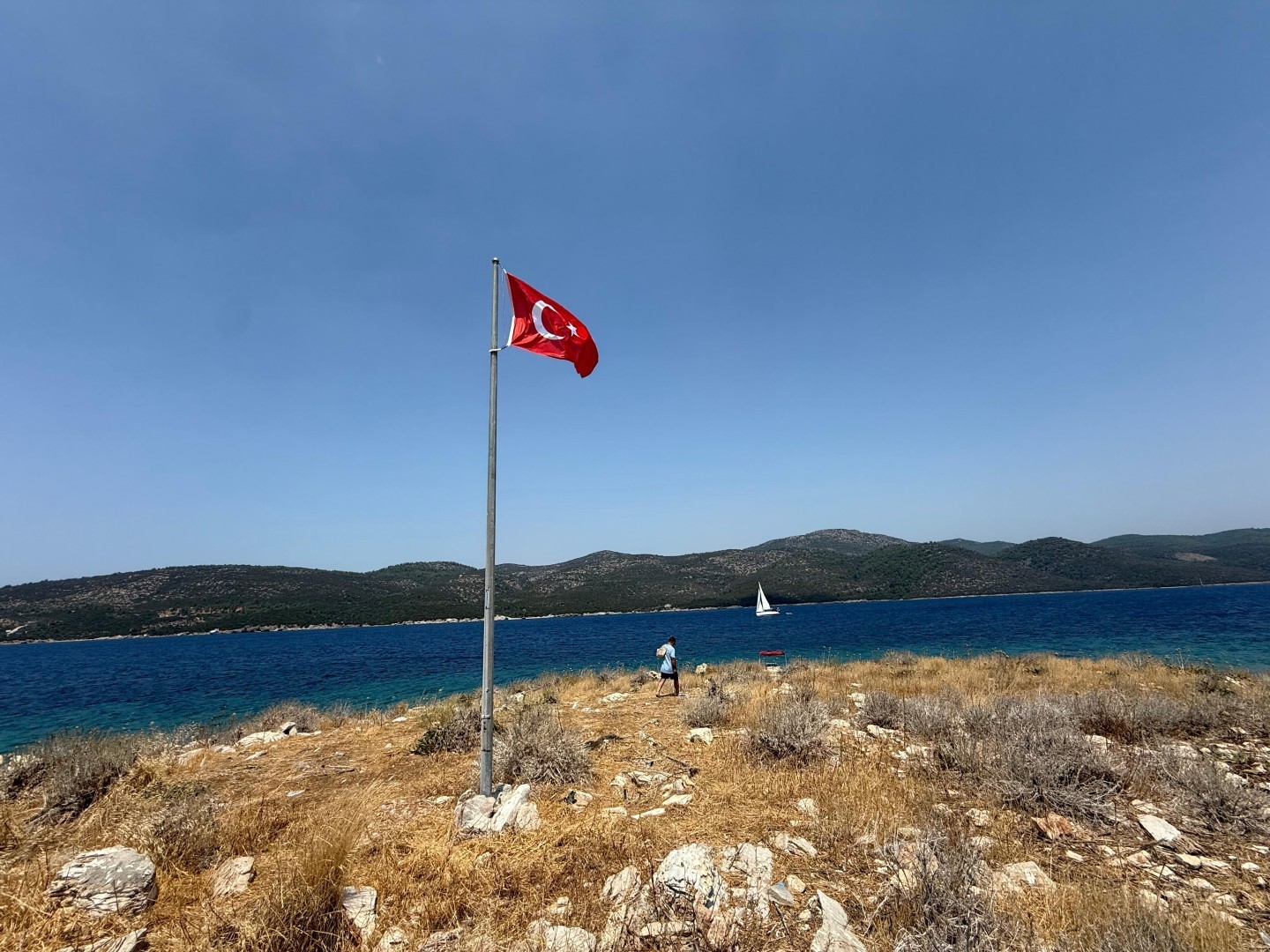 Bodrum Belediyesi kent genelinde yıpranmış bayrakları yeniliyor 