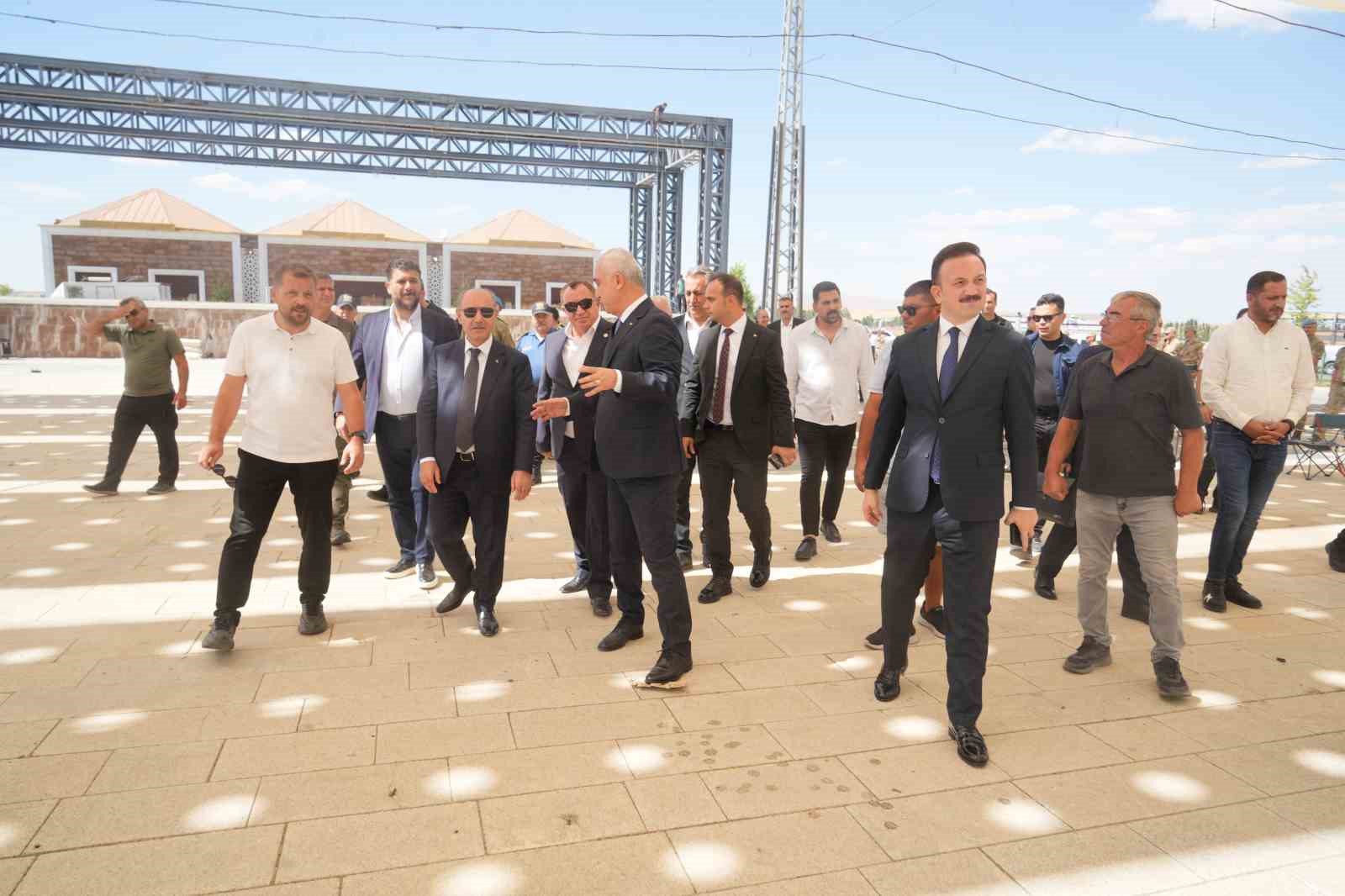 Bakan Yardımcısı Aktaş’tan Malazgirt Zaferi etkinlik alanında inceleme 