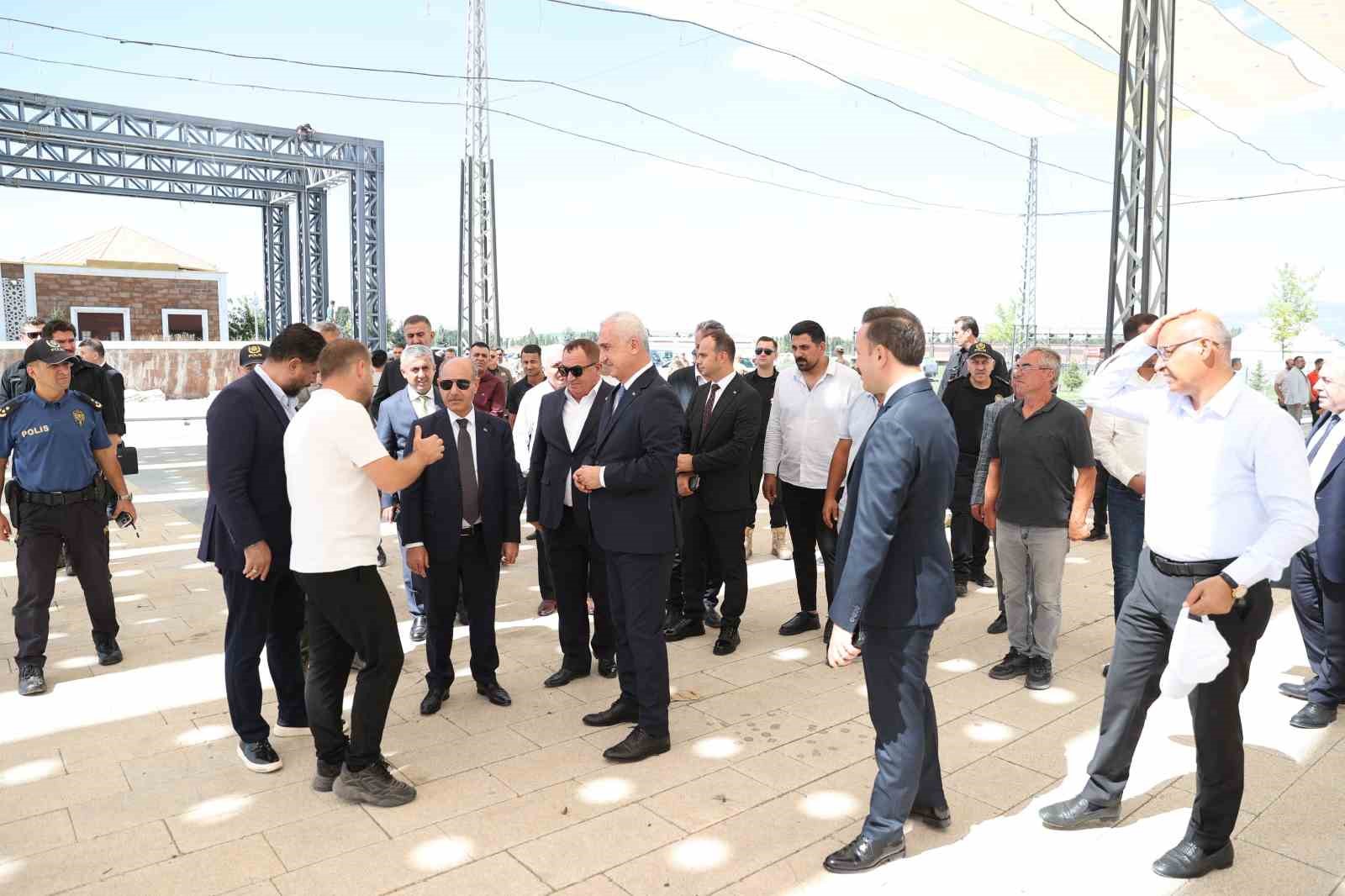 Bakan Yardımcısı Aktaş’tan Malazgirt Zaferi etkinlik alanında inceleme 