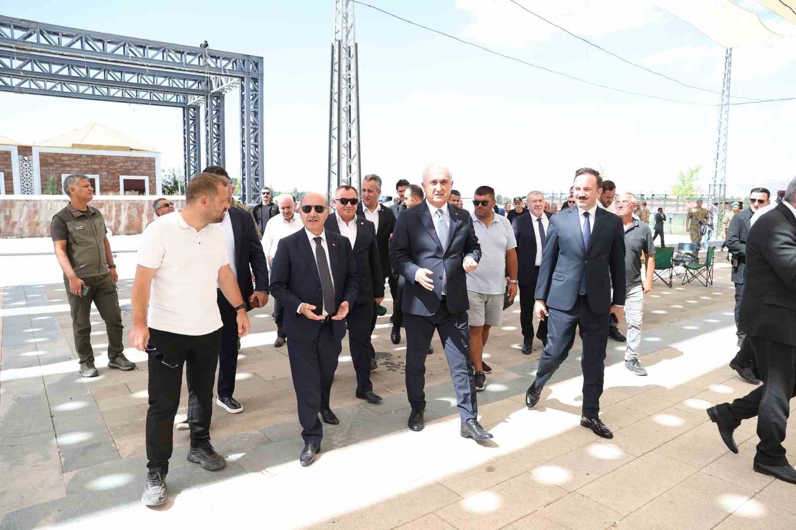 Bakan Yardımcısı Aktaş’tan Malazgirt Zaferi etkinlik alanında inceleme 