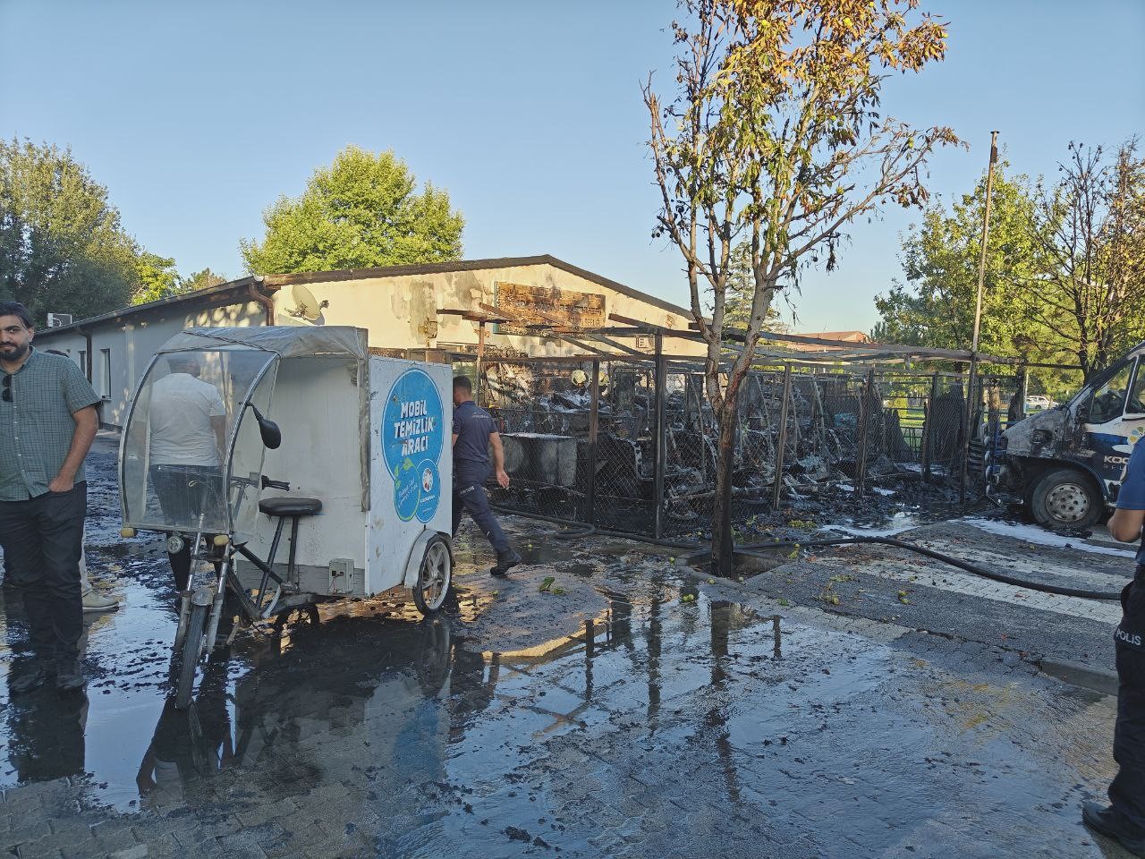 Belediyenin temizlik araçları küle döndü 