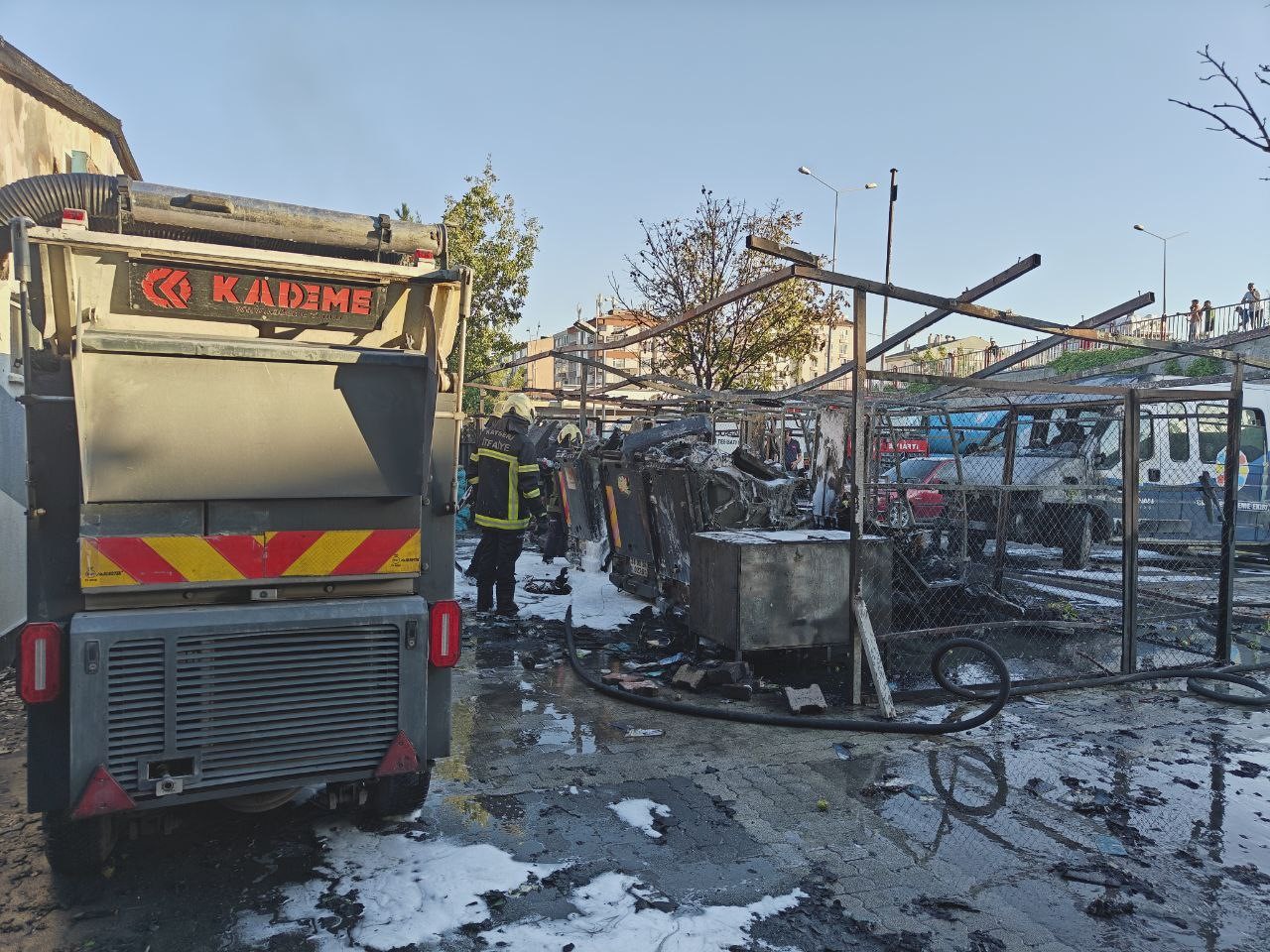 Belediyenin temizlik araçları küle döndü 