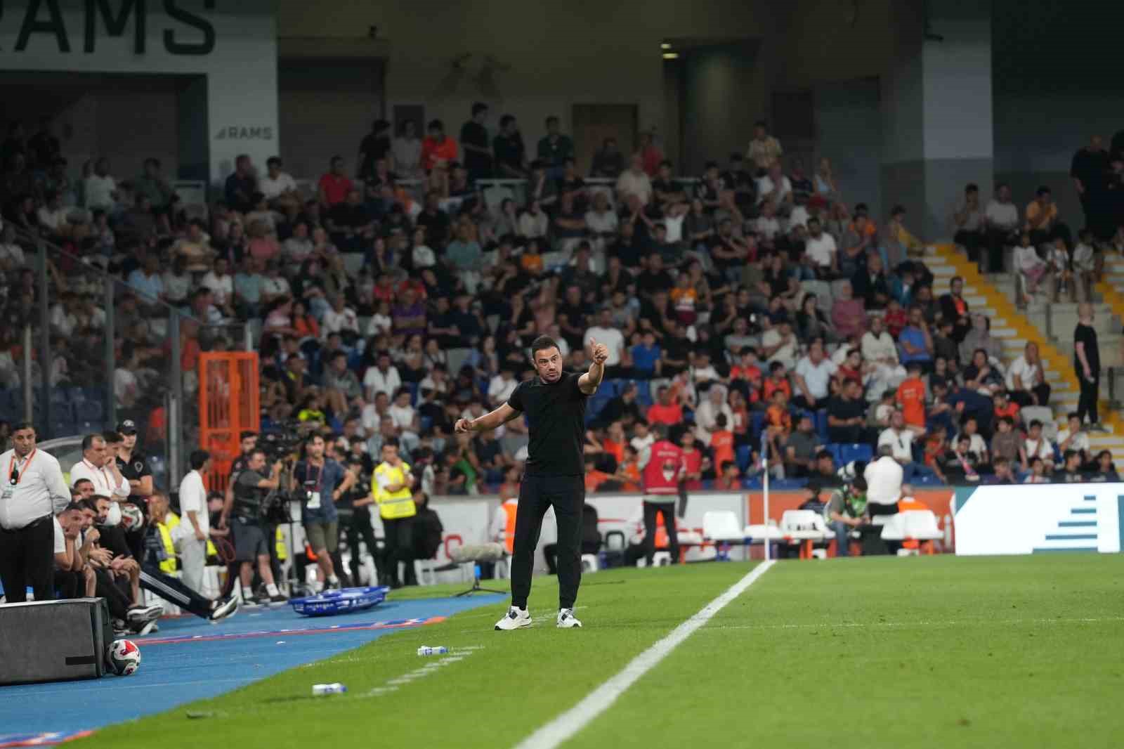 UEFA Konferans Ligi: Başakşehir: 0 - Universitatea Craiova: 1 (İlk yarı) 