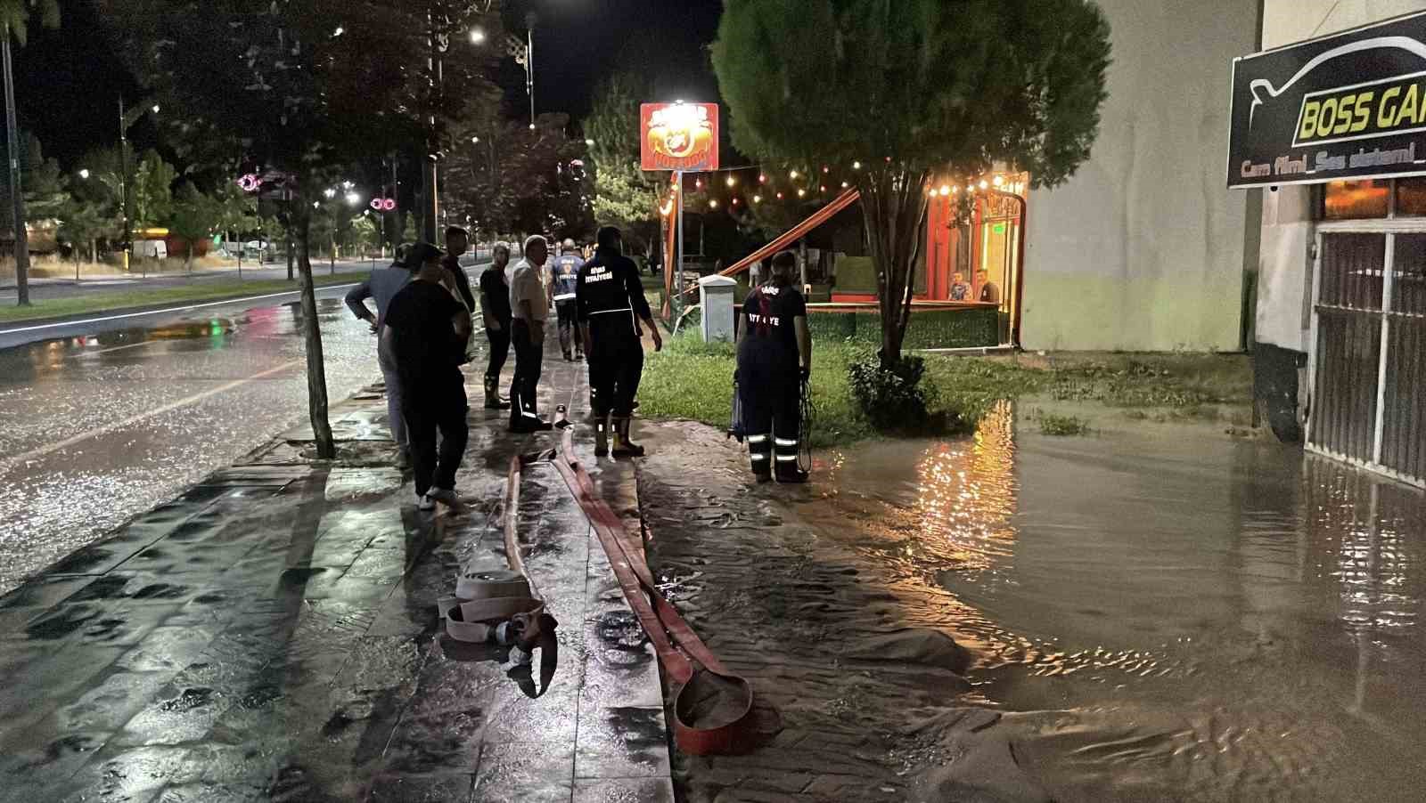 Sivas’ta ana hat su borusu patladı, belediye ekipleri müdahale etti 