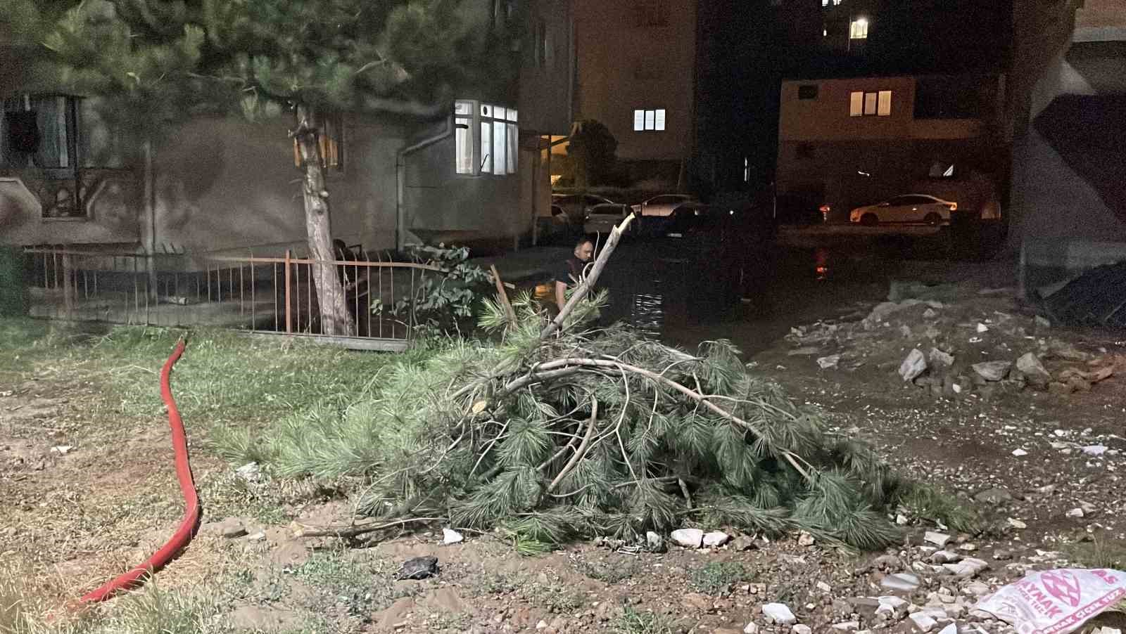 Sivas’ta ana hat su borusu patladı, belediye ekipleri müdahale etti 