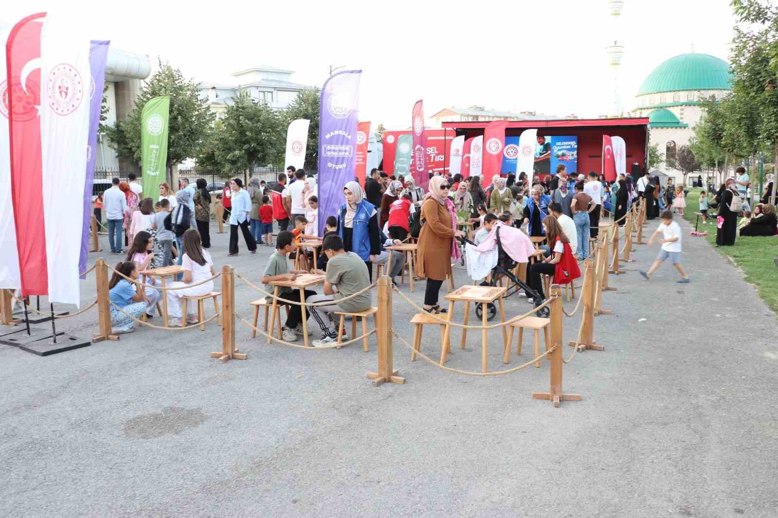 Geleneksel Oyunlar Tırı Muş’ta çocuklarla buluştu 