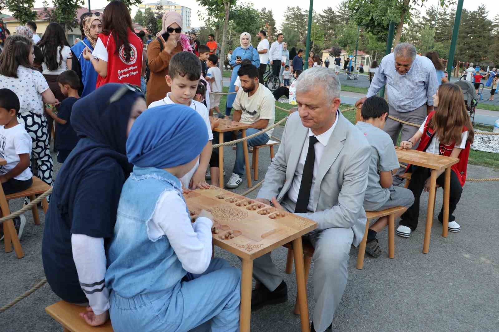 Geleneksel Oyunlar Tırı Muş’ta çocuklarla buluştu 