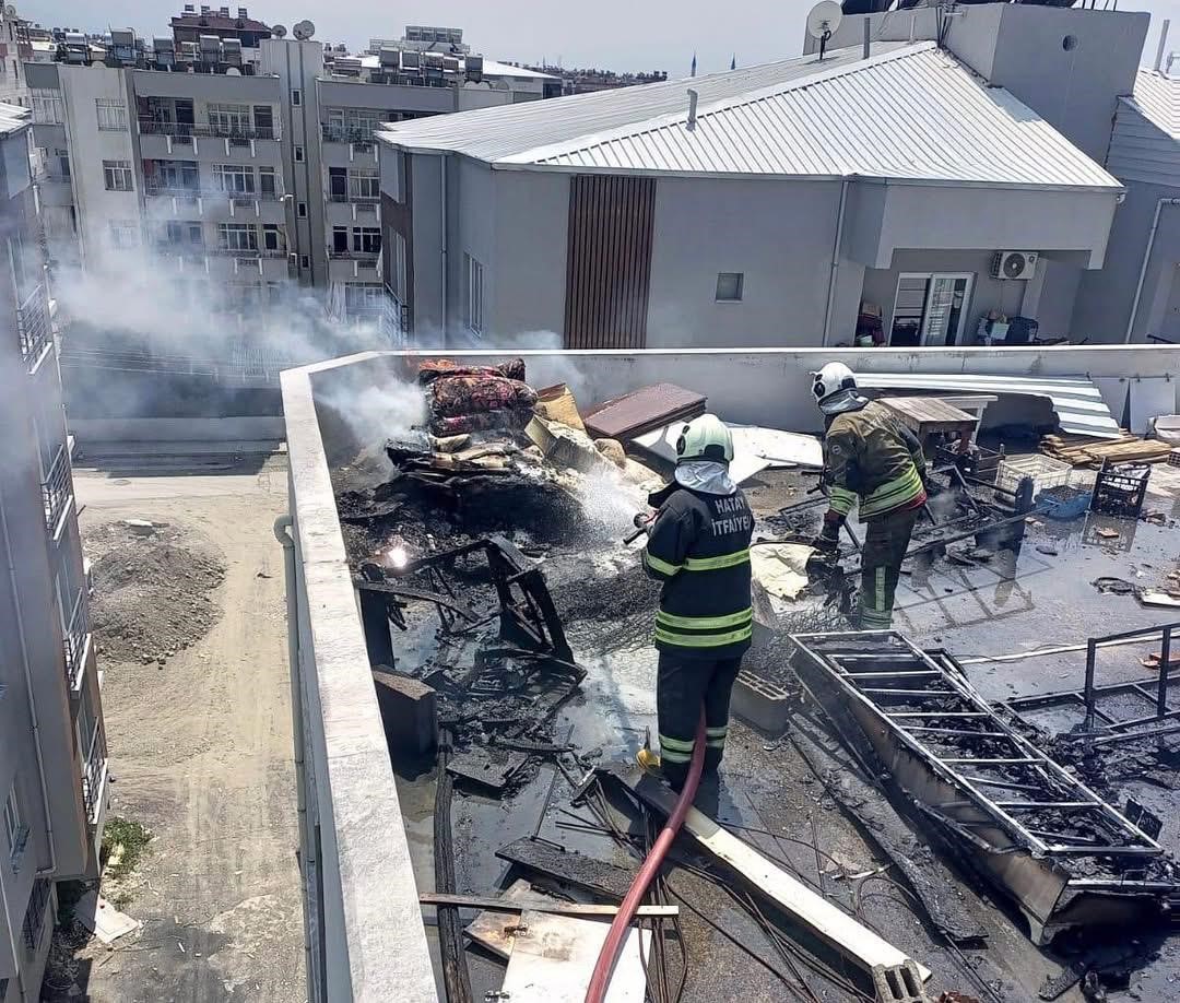 Dörtyol’da binanın çatı katında yangın çıktı