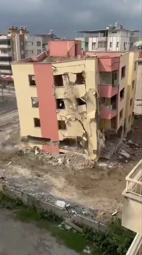 İş makinesinin dokunuşuyla 4 katlı bina yerle bir oldu 
