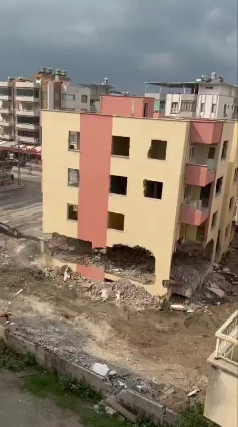 İş makinesinin dokunuşuyla 4 katlı bina yerle bir oldu 