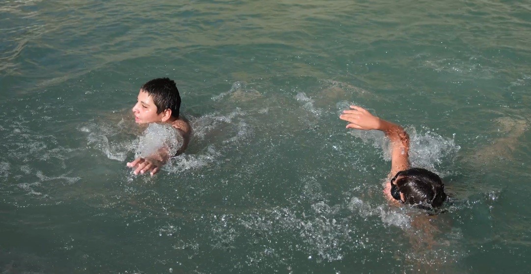 Erzincan’da çocuklar hem serinliyor hem de eğleniyor! 