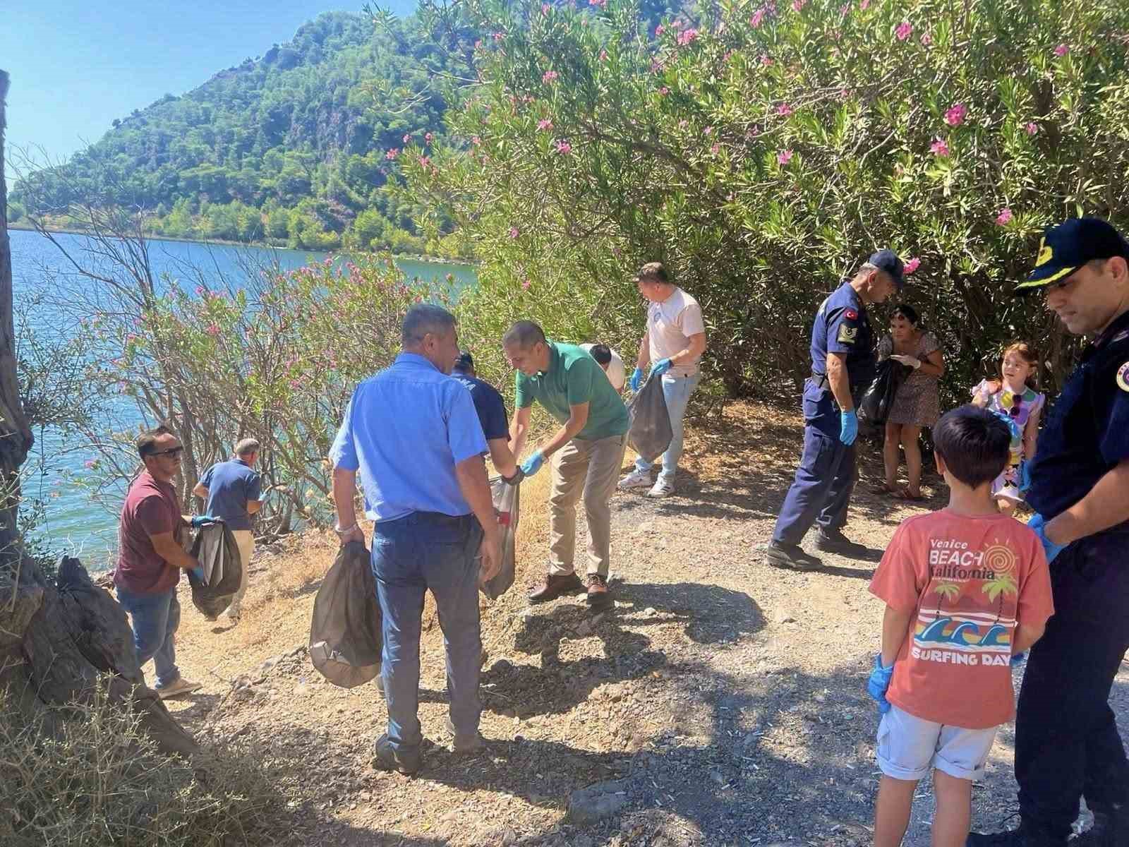 Kaymakam, jandarma ve çevre gönüllüleri el ele verdi Sulungur Gölü çevresi pırıl pırıl oldu 