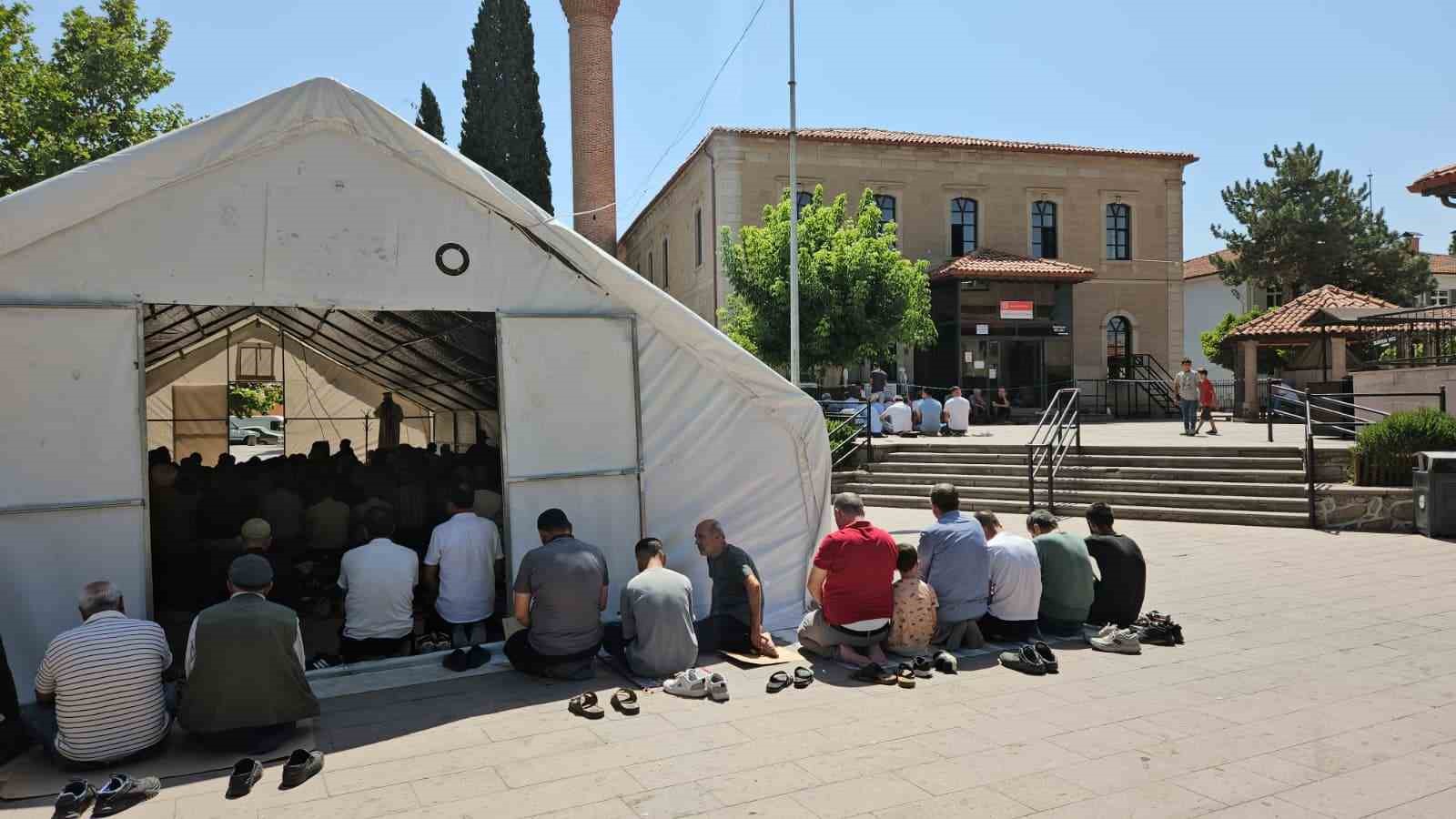 Deprem bölgesinde cuma namazı çadırlarda eda edildi 