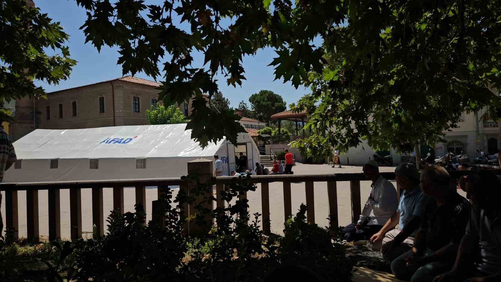 Deprem bölgesinde cuma namazı çadırlarda eda edildi 