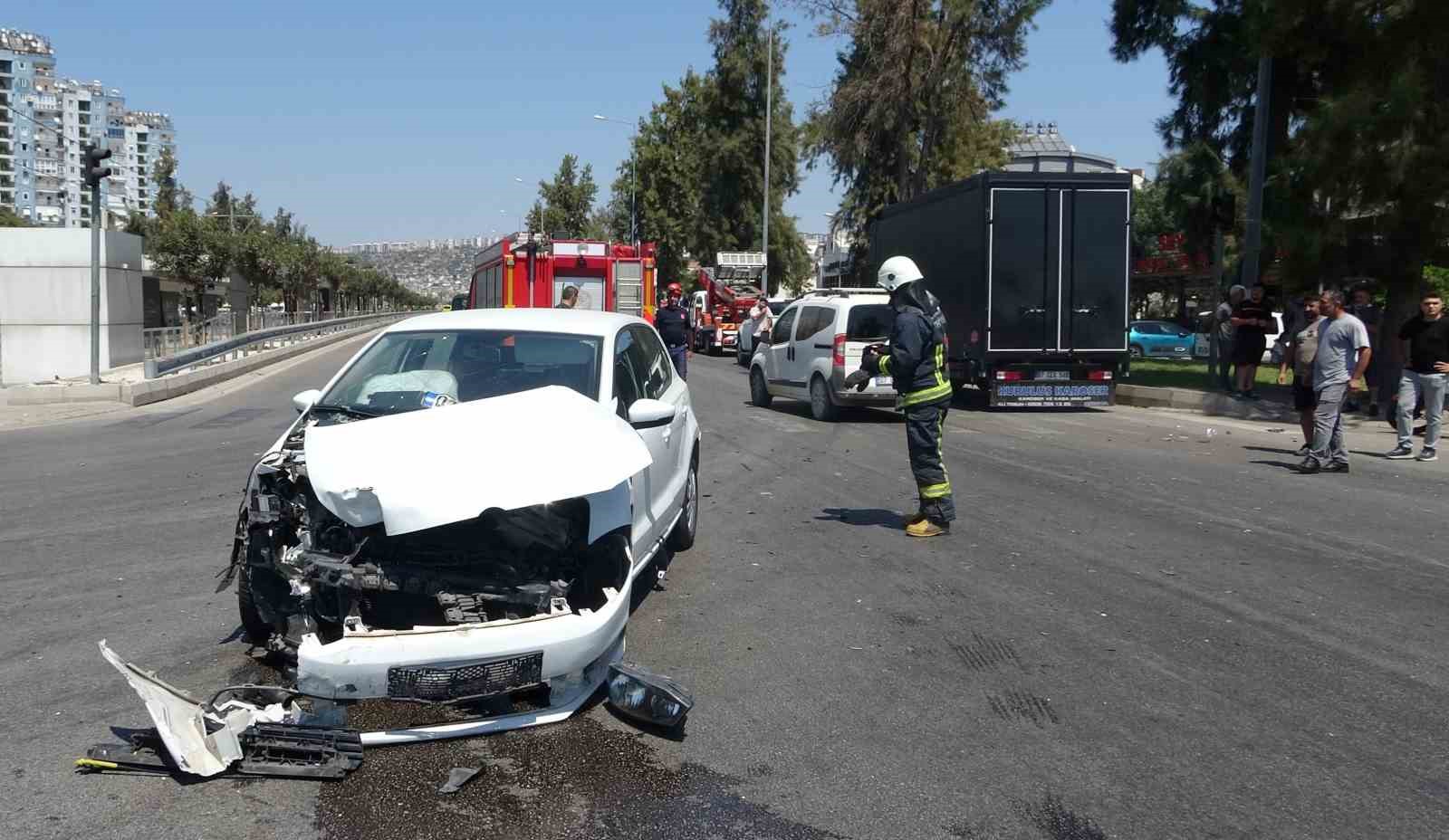 Kamyonet ile otomobil kavşakta çarpıştı: 1 yaralı 
