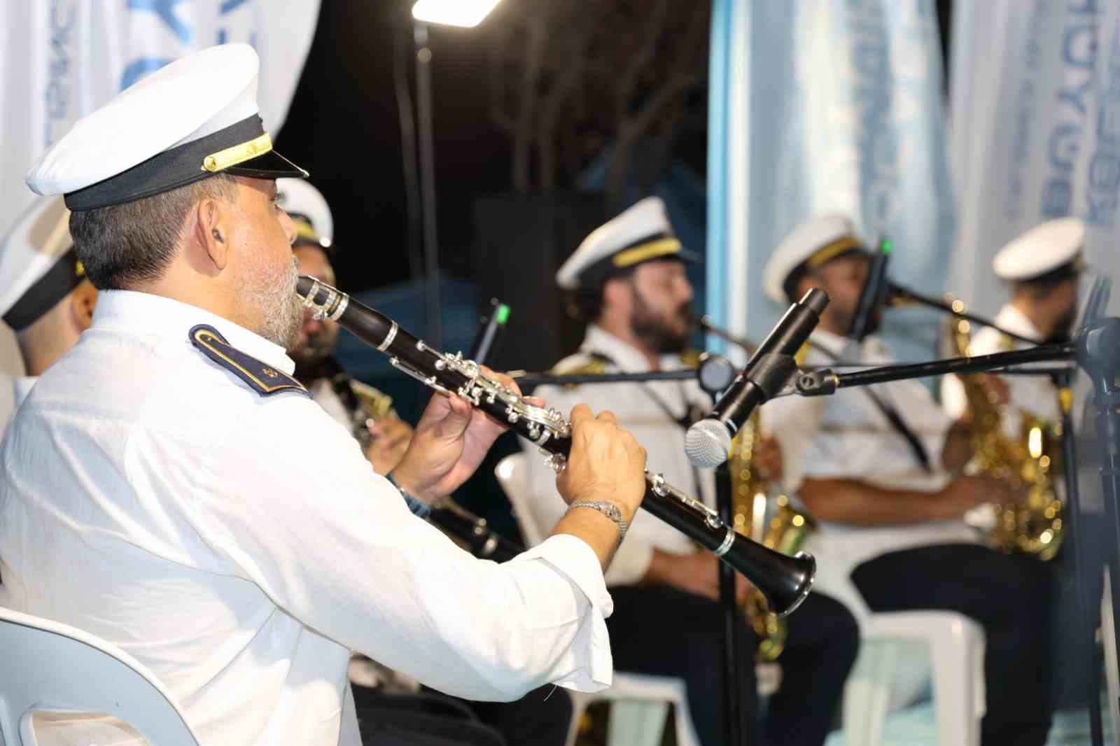 Başiskele Sahili müzikle şenlendi 