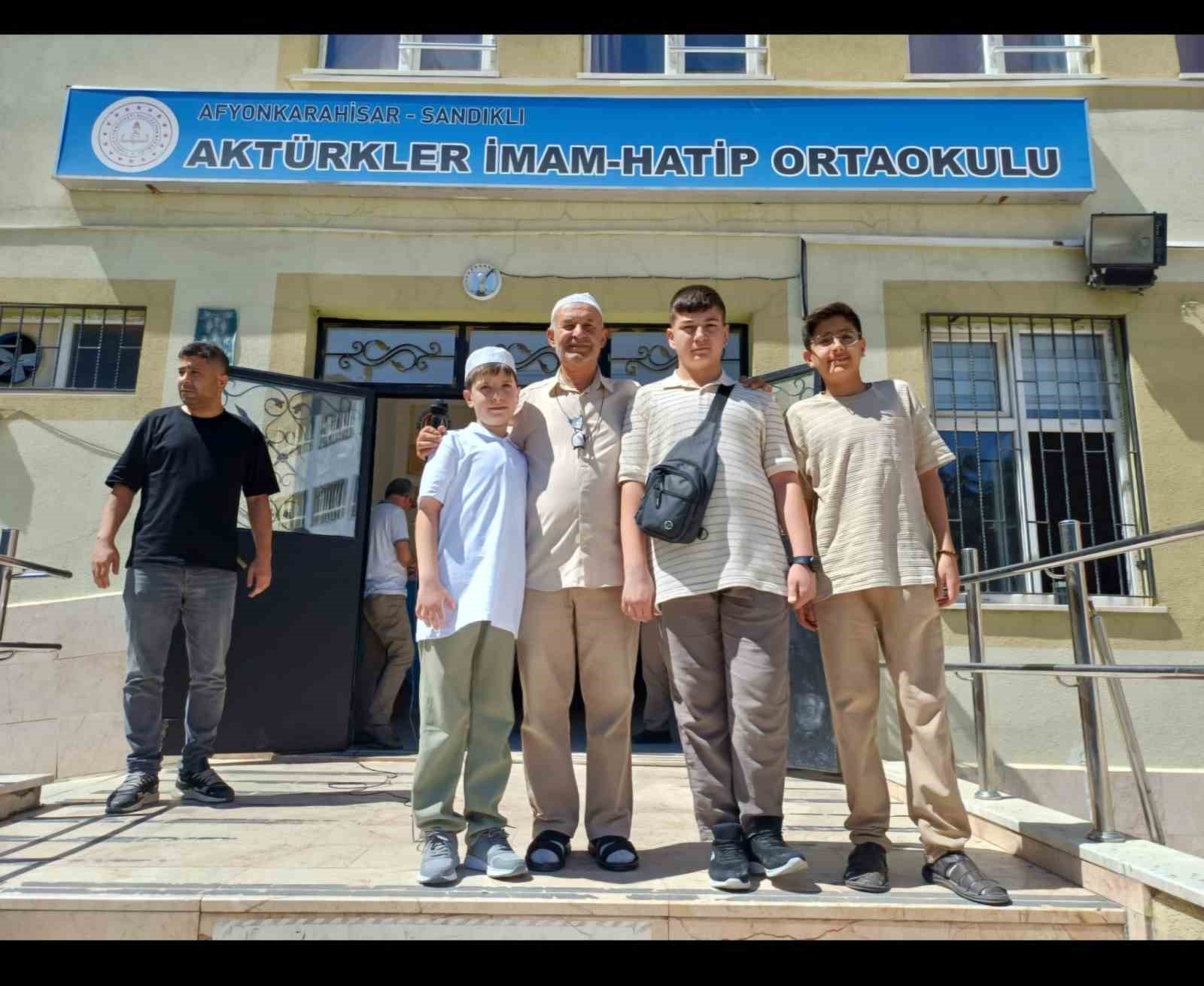 SANİMDER, söz verdiği öğrencileri Umre’ye gönderdi