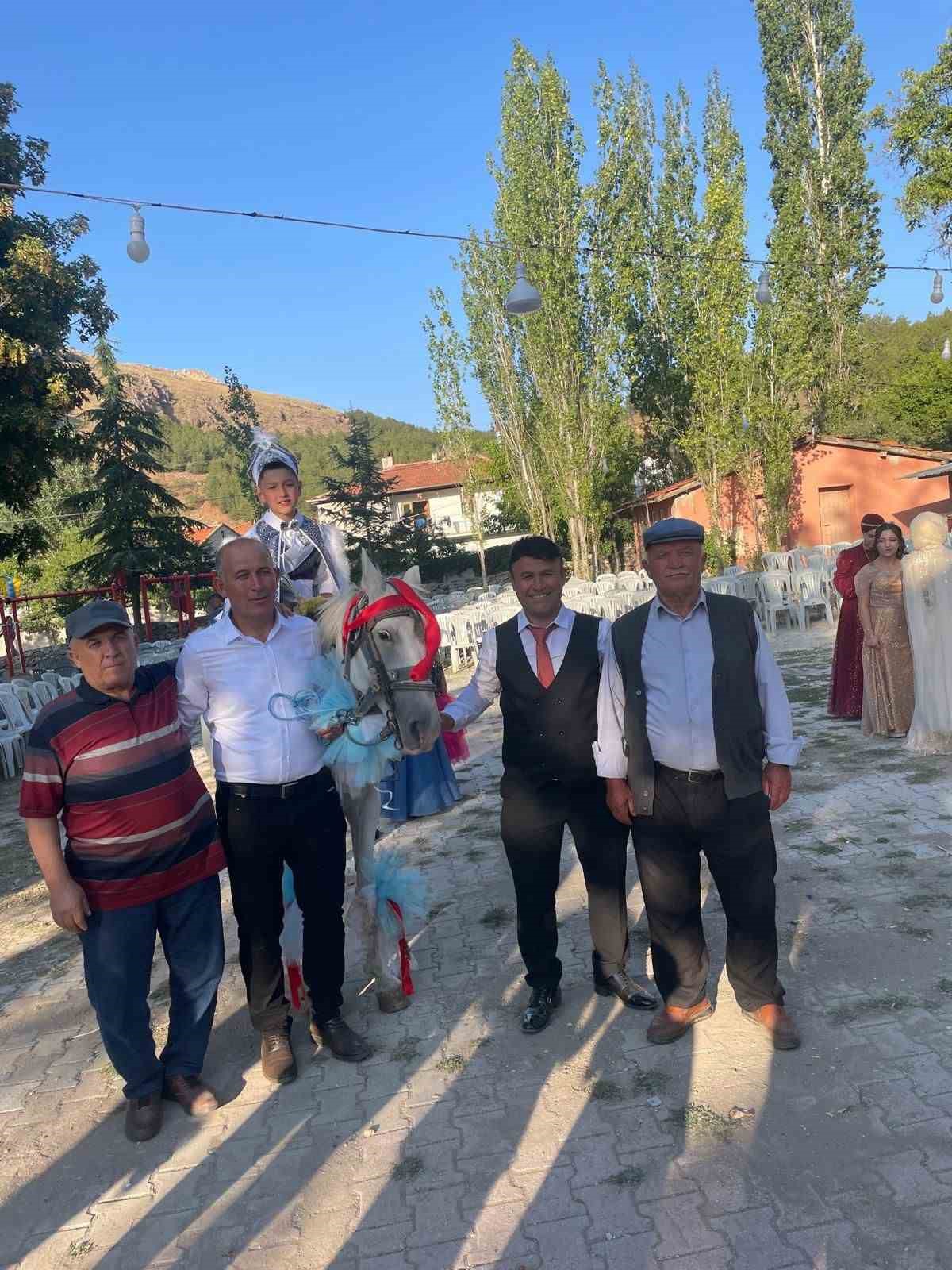 Unutulmayan geleneklerle sünnet düğünü gerçekleştirildi 