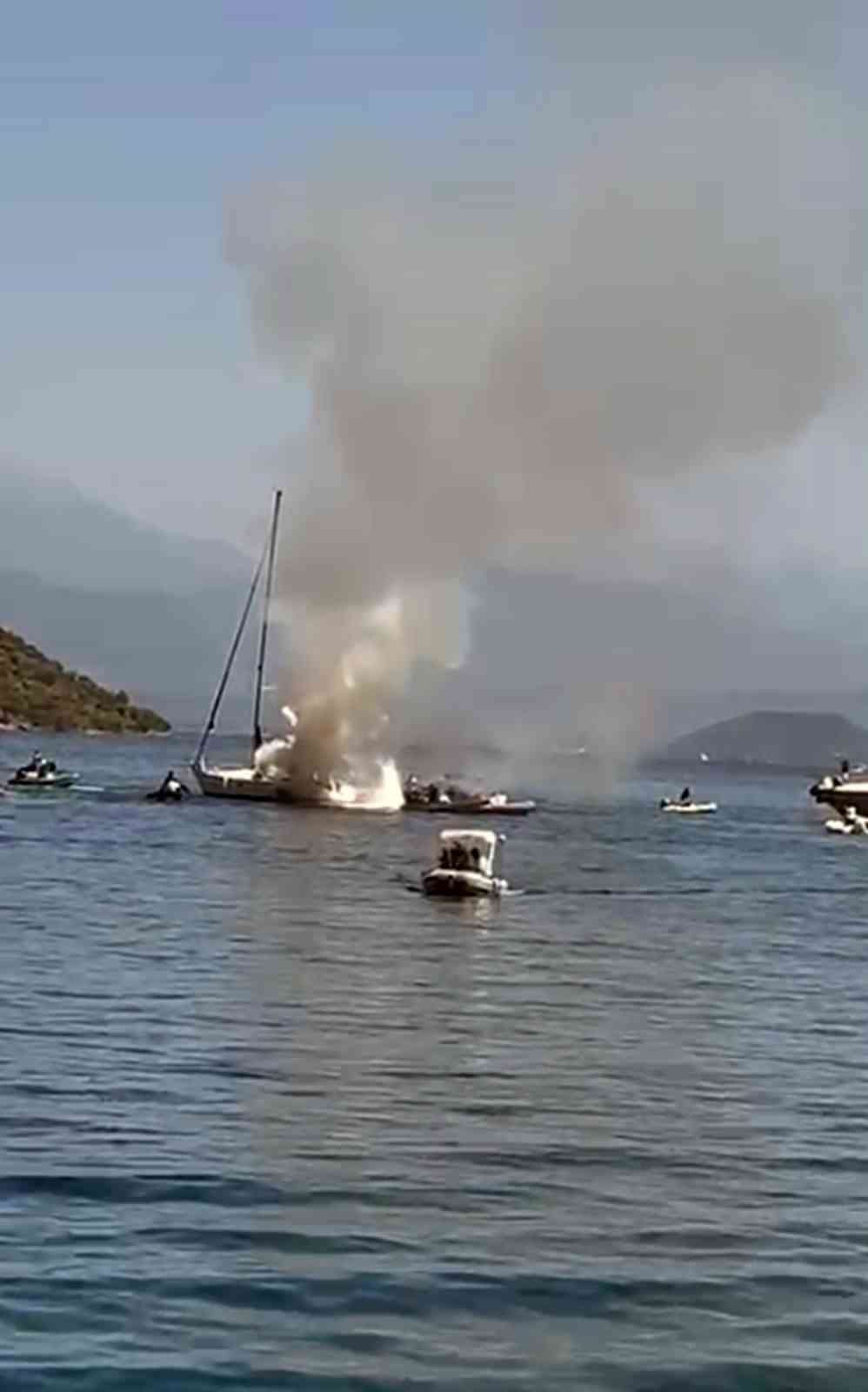 Dalaman’da özel tekne denizin ortasında cayır cayır yandı 