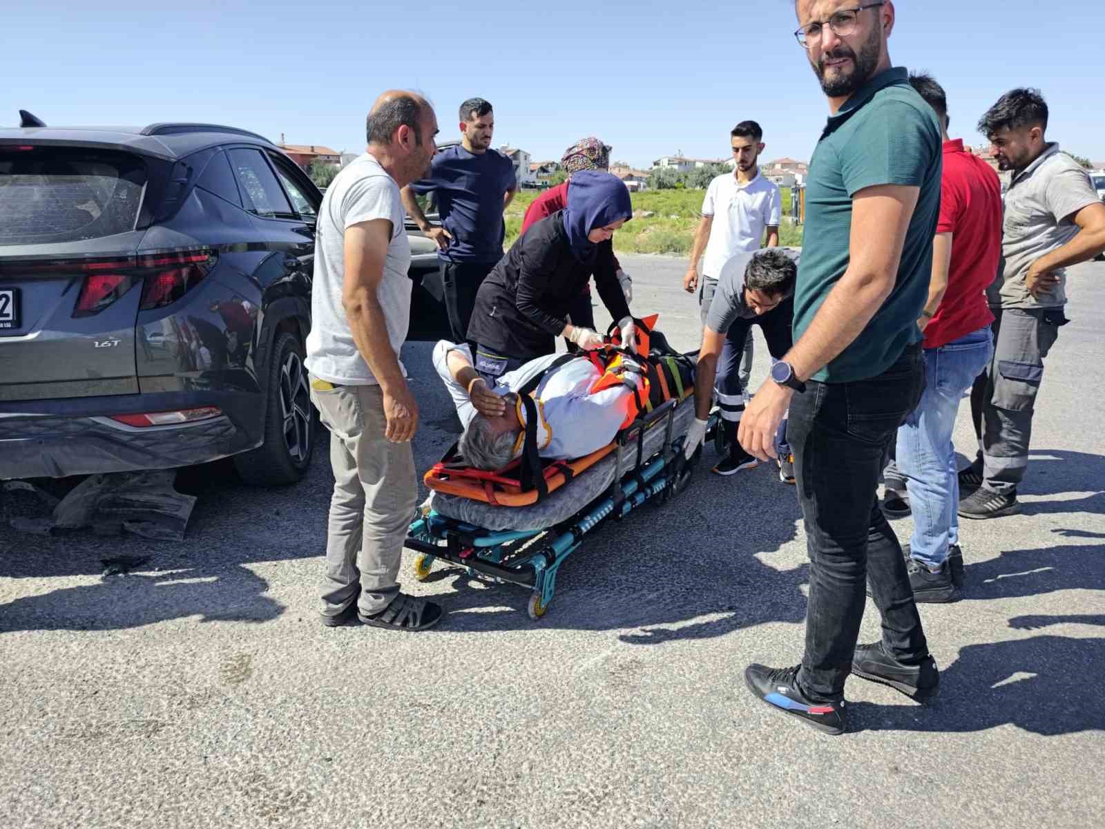 Aksaray’da otomobil minibüsle çarpıştı: 2 yaralı 