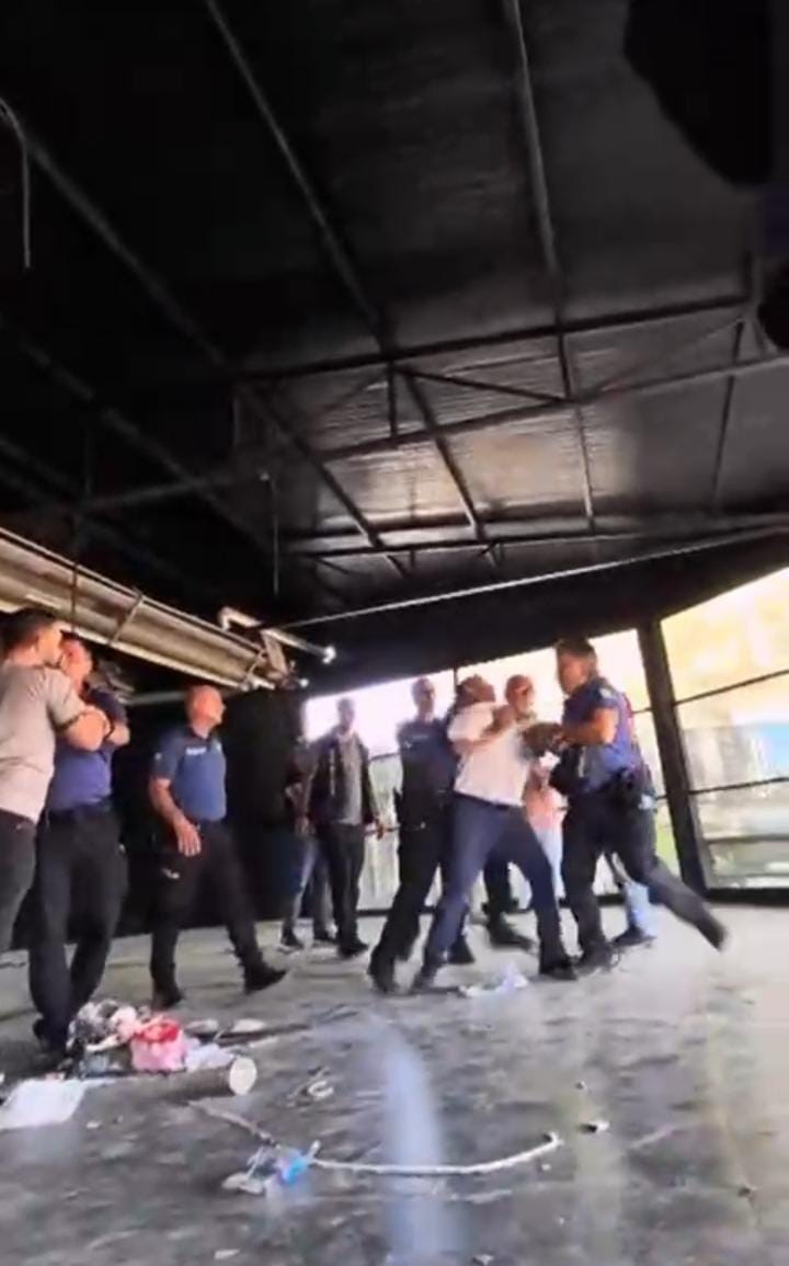 Bursa’da kafeterya yıkımında ortalık karıştı. Bir polis yaralı 