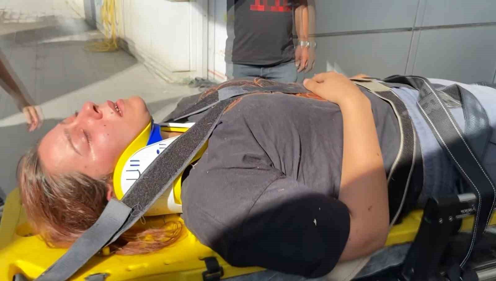 Otomobilin hurdaya döndüğü kazadan küçük sıyrıklarla kurtuldu 